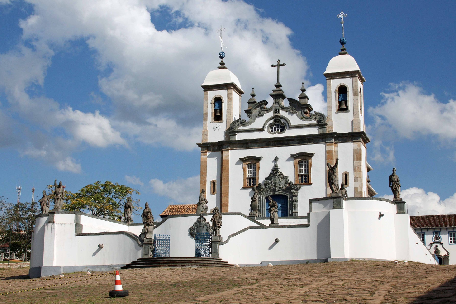 Fachada do Santuário do Bom Jesus de Matosinhos, em Congonhas, Minas Gerais, com esculturas dos Profetas de Aleijadinho