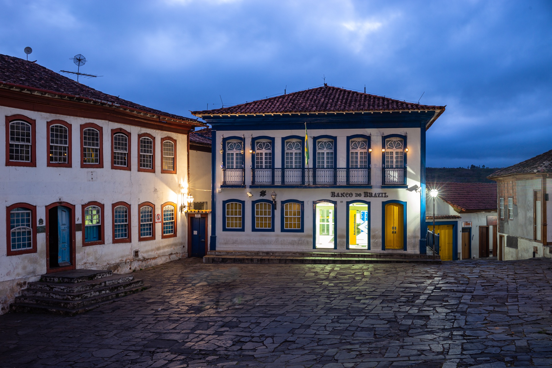Casarões históricos iluminados à noite em uma rua de pedra no centro de Diamantina, Minas Gerais