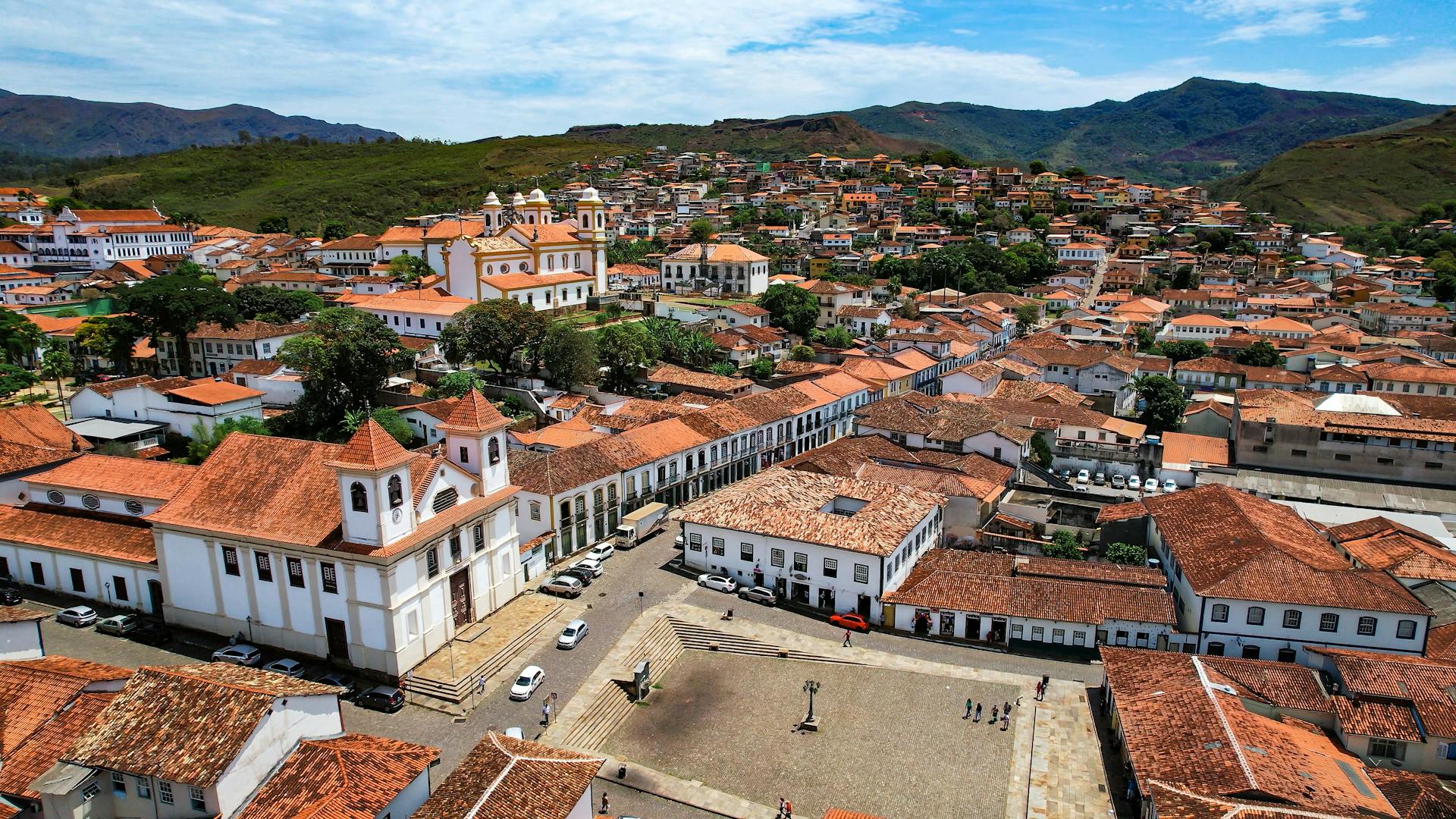 Vista aérea do centro histórico de Mariana, Minas Gerais, com destaque para igrejas e telhados coloniais, símbolo de resistência e reconstrução