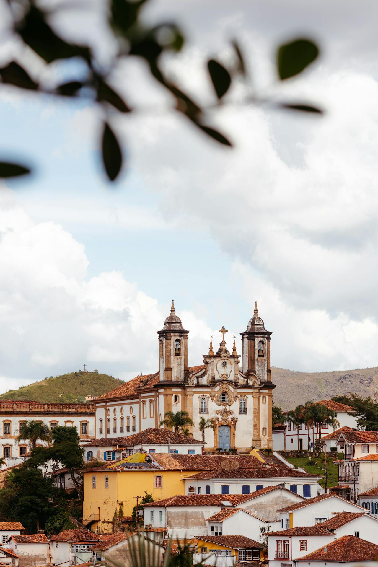 Vista de Ouro Preto, Minas Gerais, com destaque para a Igreja de São Francisco de Assis e casas coloniais ao redor