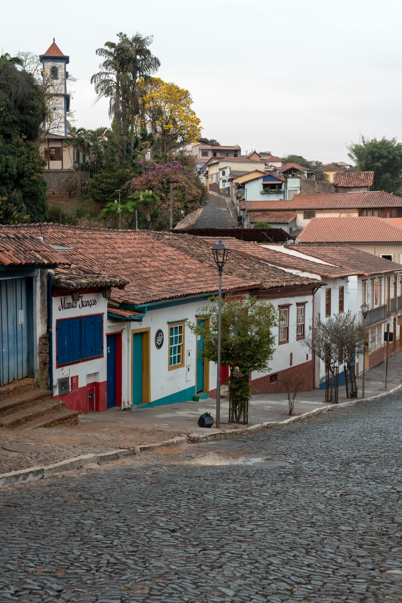 Casarões coloniais coloridos e igreja ao fundo na cidade histórica de Sabará, Minas Gerais