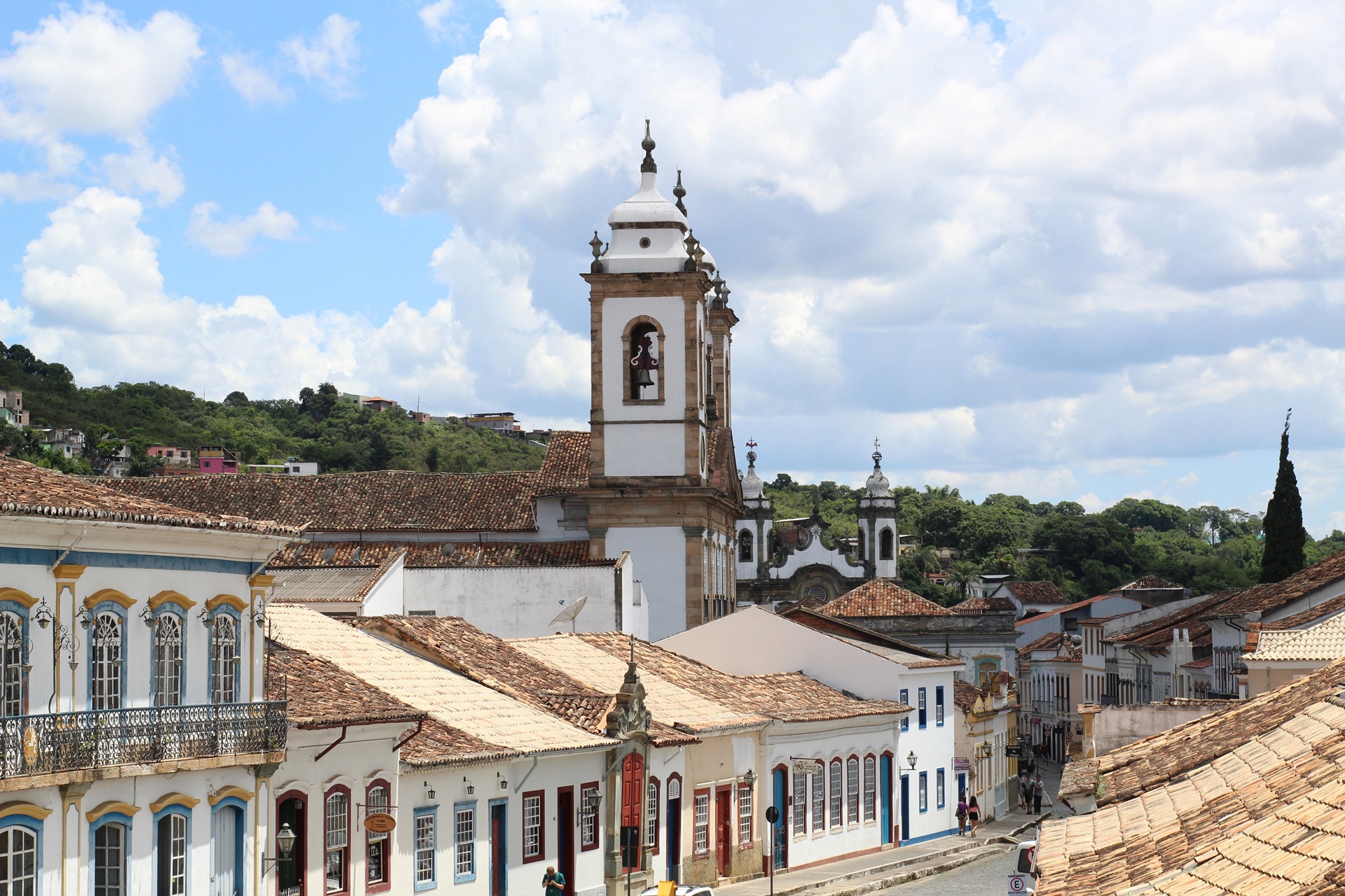 Centro histórico de São João del-Rei, Minas Gerais, com casarões coloniais e torres de igrejas ao fundo