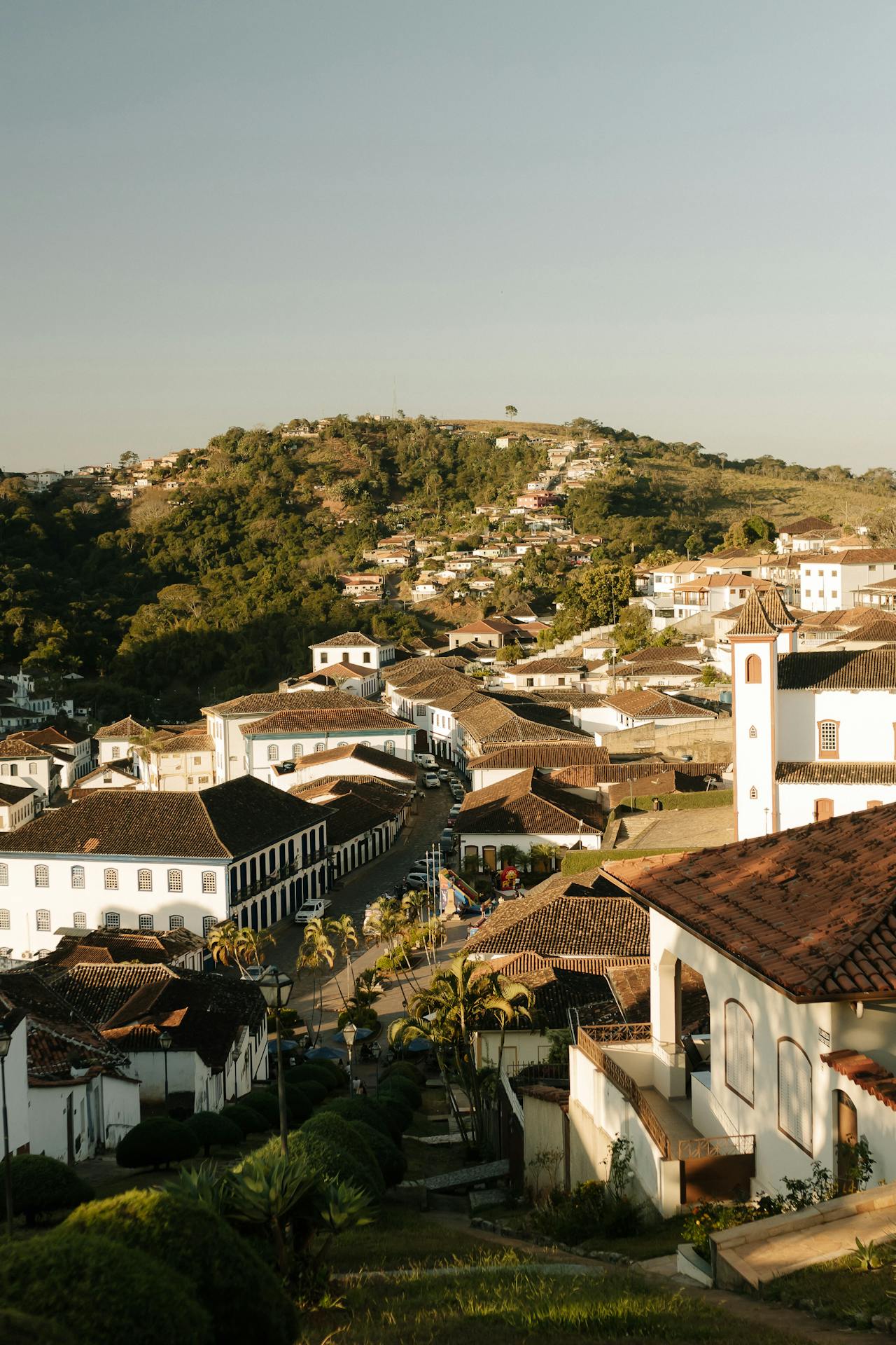Vista panorâmica da cidade de Serro, Minas Gerais, com casarões coloniais e colinas verdes ao fundo