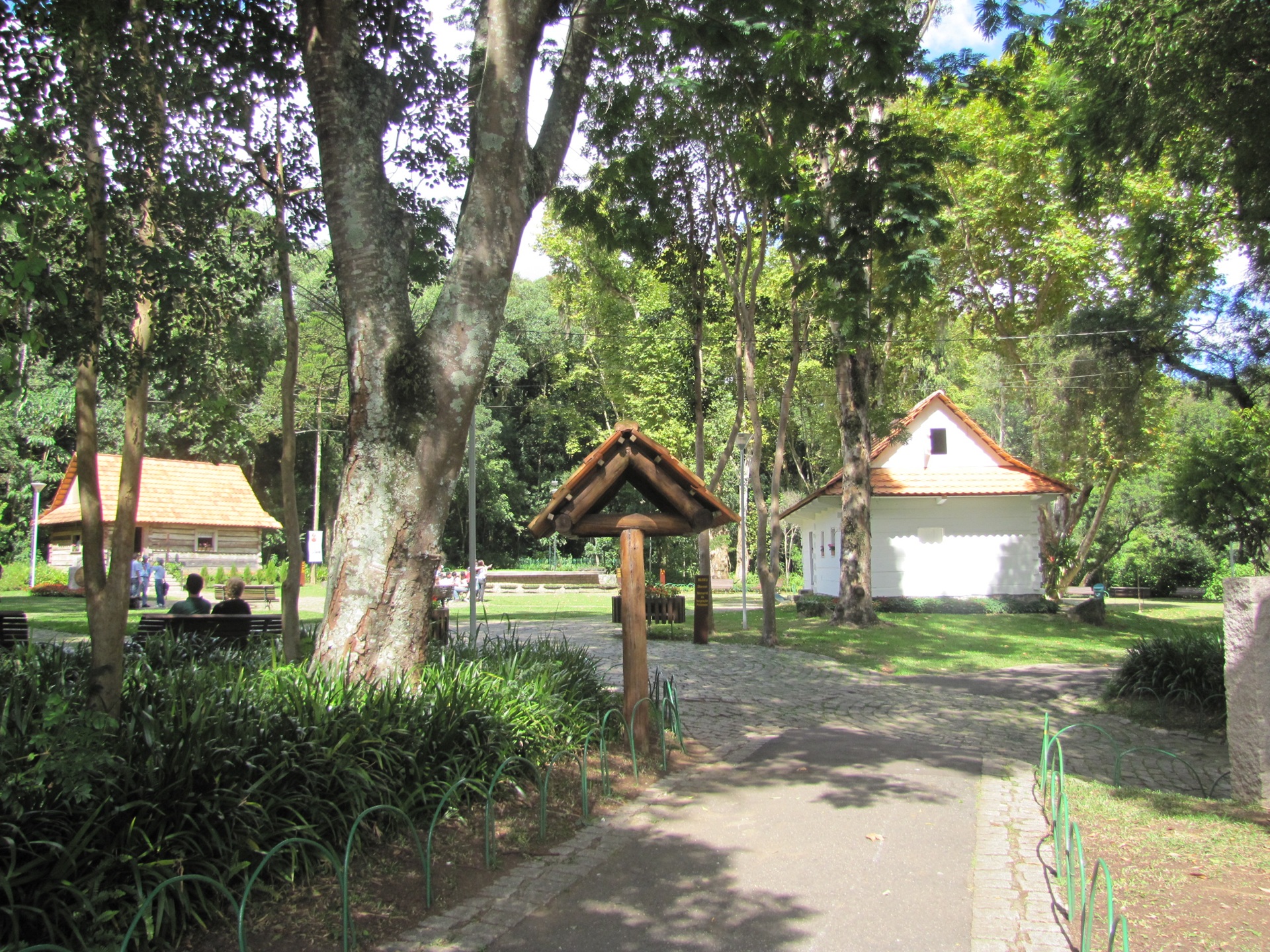 Bosque do Papa em Curitiba, com casas típicas polonesas rodeadas por árvores e áreas verdes