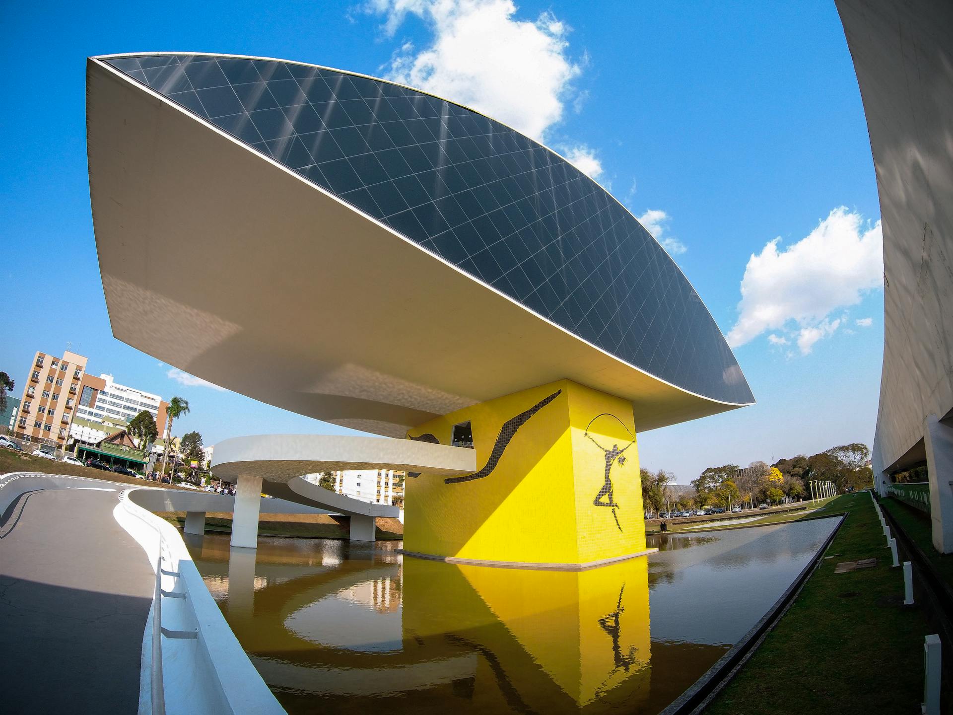 Museu Oscar Niemeyer em Curitiba, com estrutura em formato de olho sobre espelho d’água