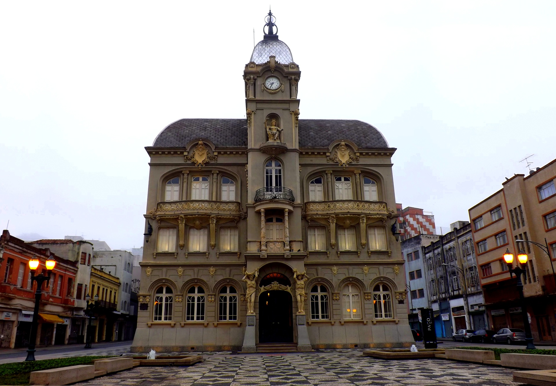 Paço da Liberdade, em Curitiba, prédio histórico com arquitetura detalhada e torre com relógio