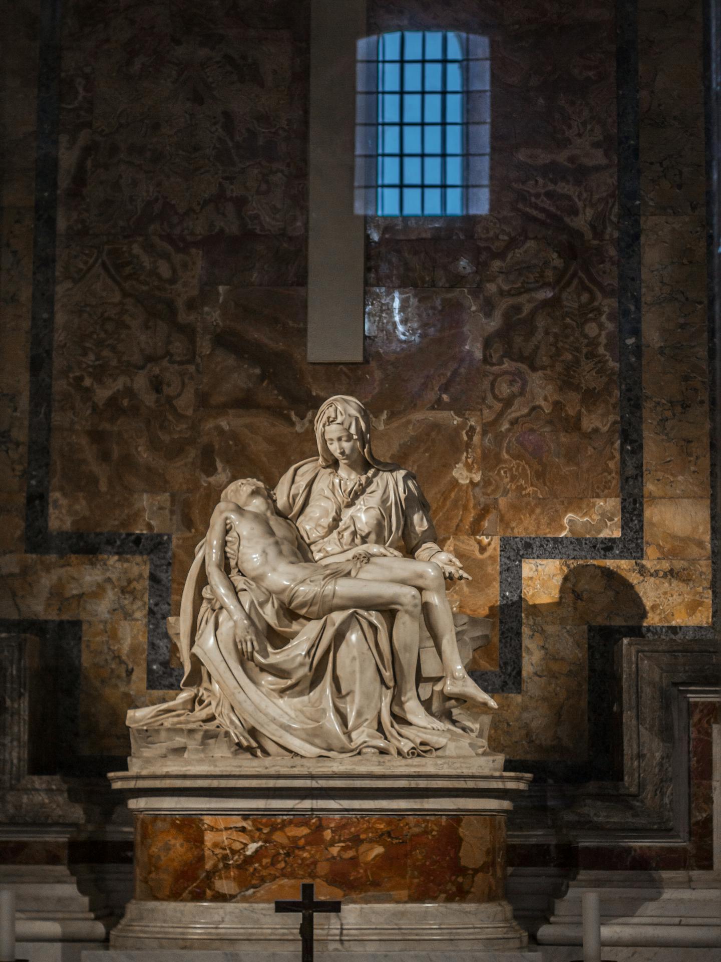 “Pietà” (1499), escultura em mármore de Michelangelo Buonarroti, localizada na Basílica de São Pedro, no Vaticano