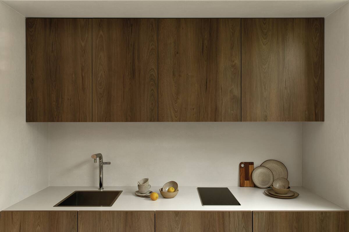 Bancada de cozinha em porcelanato Oh!take claro e marcenaria de madeira escura