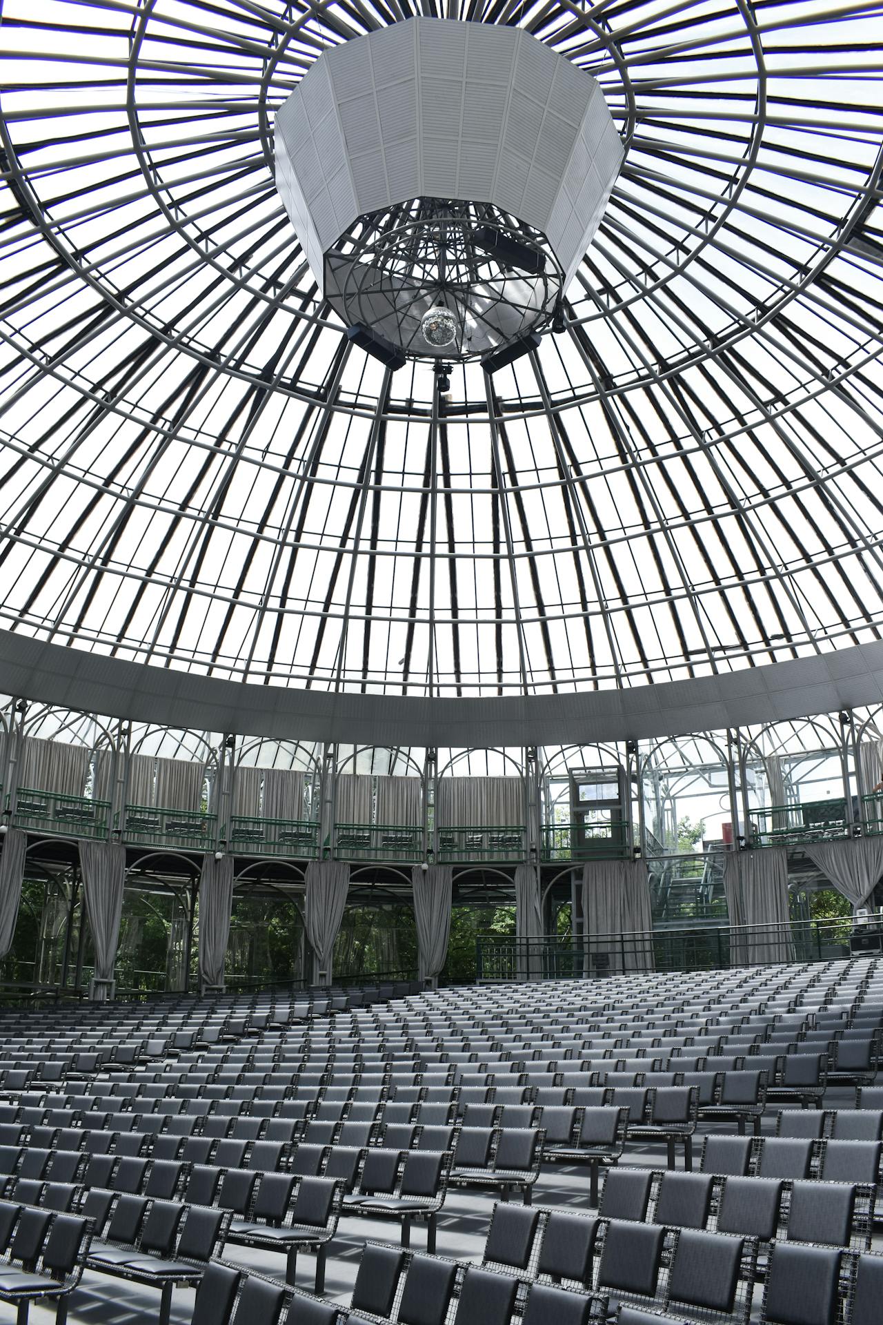 ópera do arame Interior da Ópera de Arame com cadeiras vazias e teto circular de estrutura metálica e vidro.