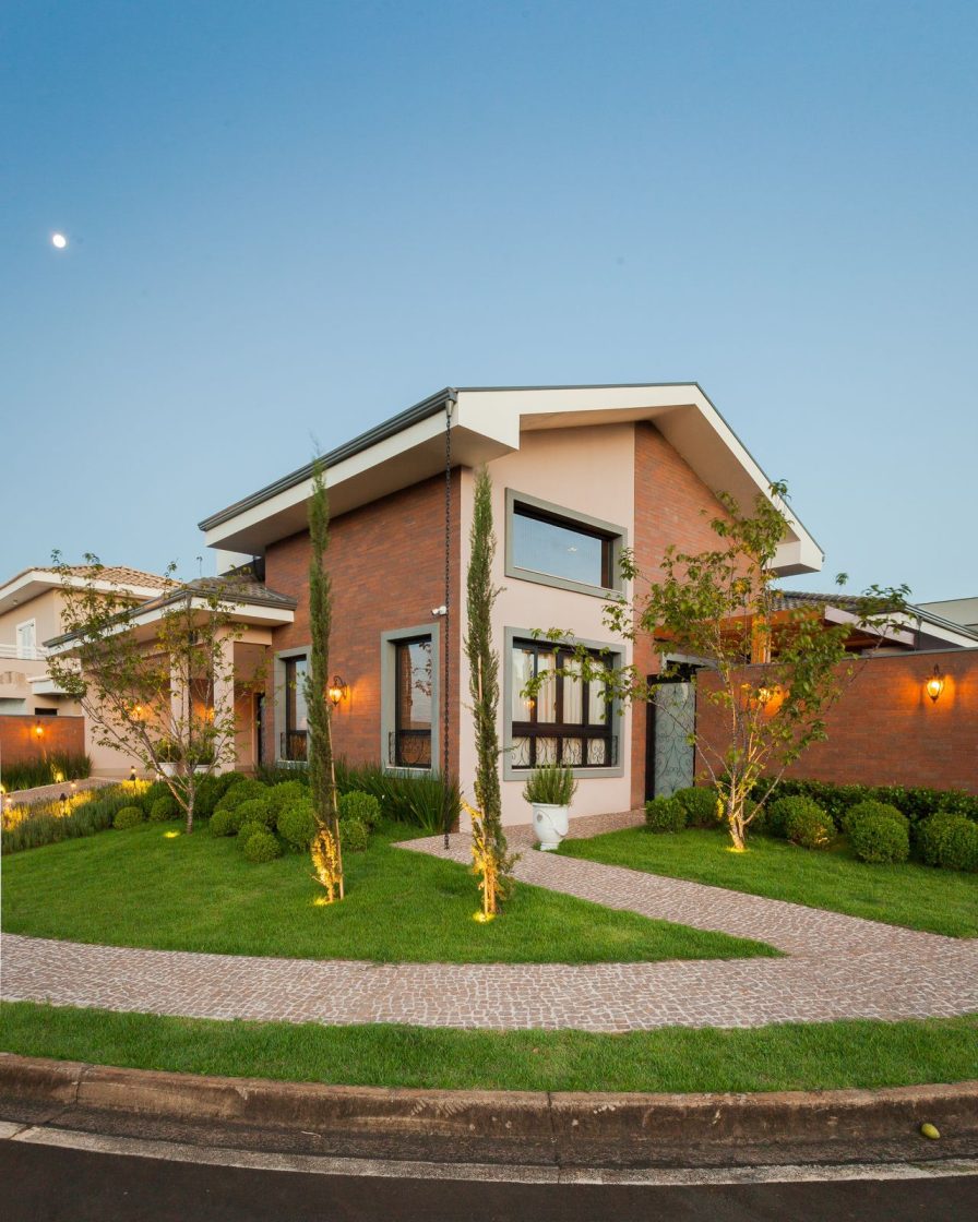 Casa com telhado colonial e gramado no entorno