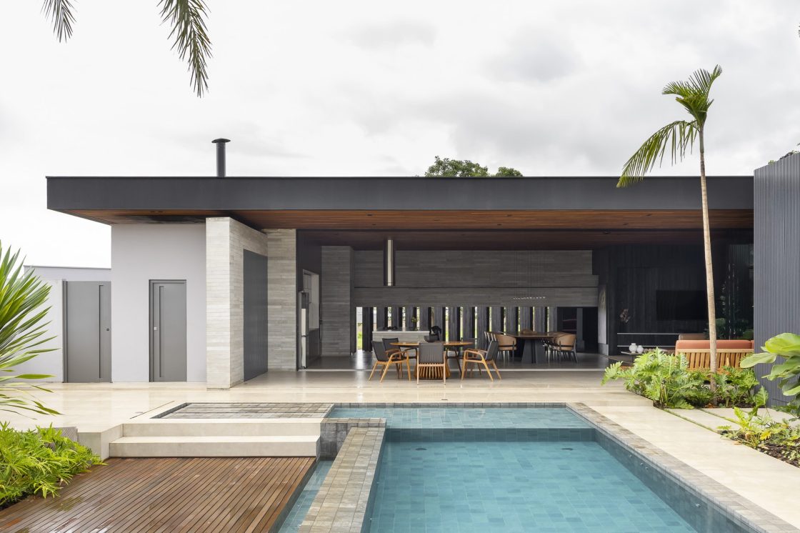 Área externa com deck amadeirado, espaço gourmet e piscina de alvenaria