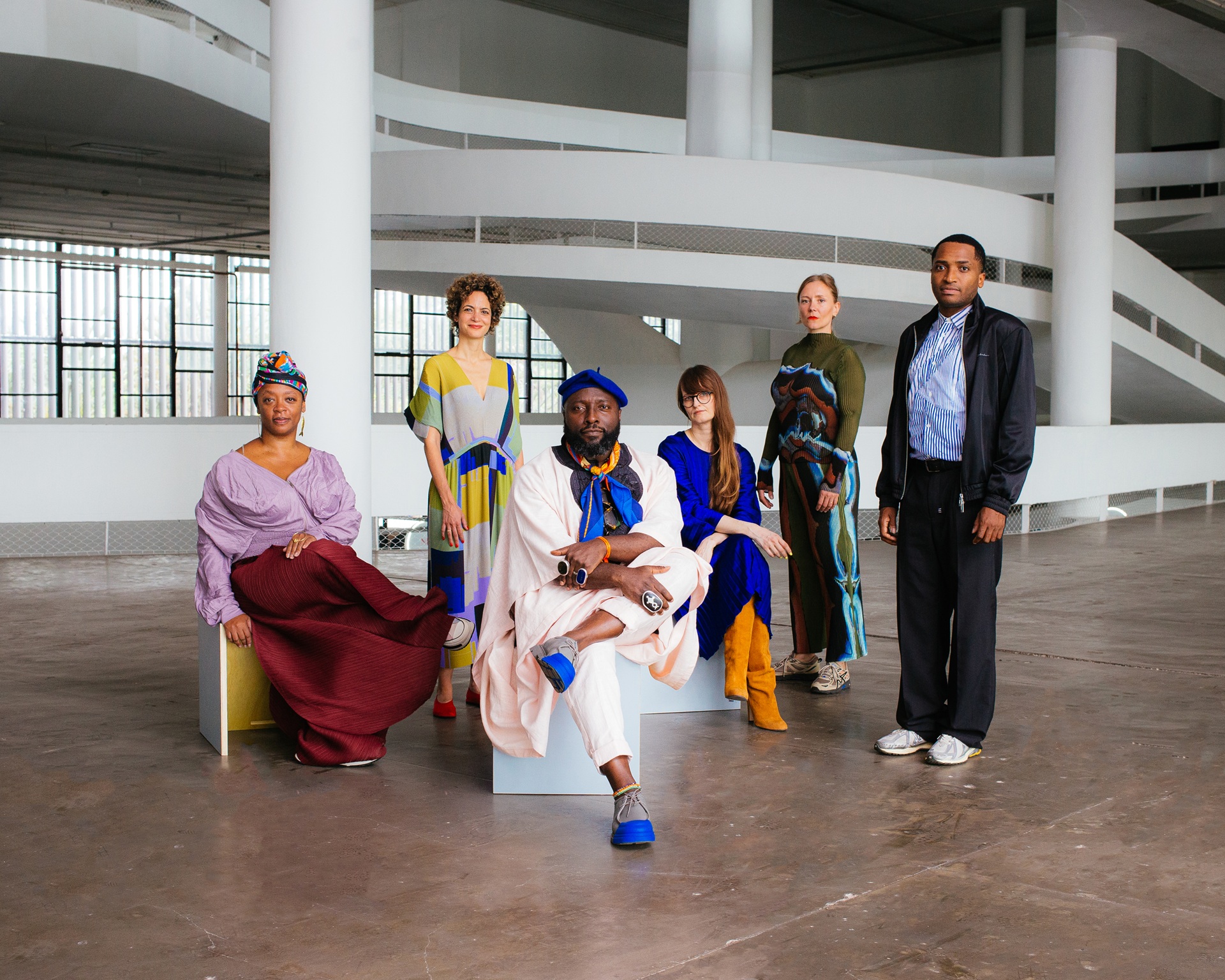 Seis curadores da Bienal de Arte posam no interior do Pavilhão Ciccillo Matarazzo, em São Paulo