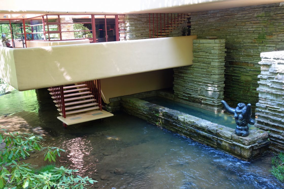 casa da cascata Escada da sala de estar da Fallingwater, descendo até o riacho Bear Run, cercada por pedra e elementos arquitetônicos orgânicos