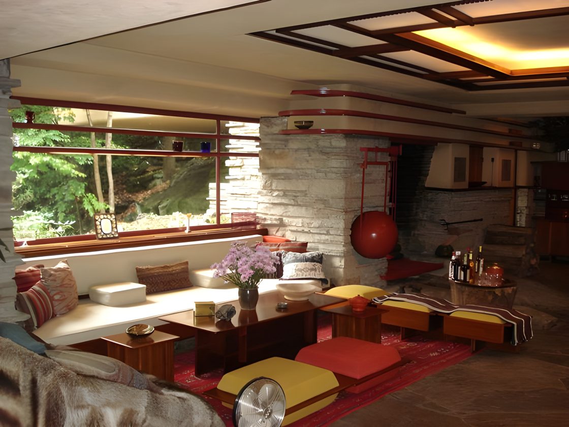 casa da cascata Interior da sala de estar da Fallingwater, mostrando o mobiliário projetado por Wright e a vista para a floresta ao redor