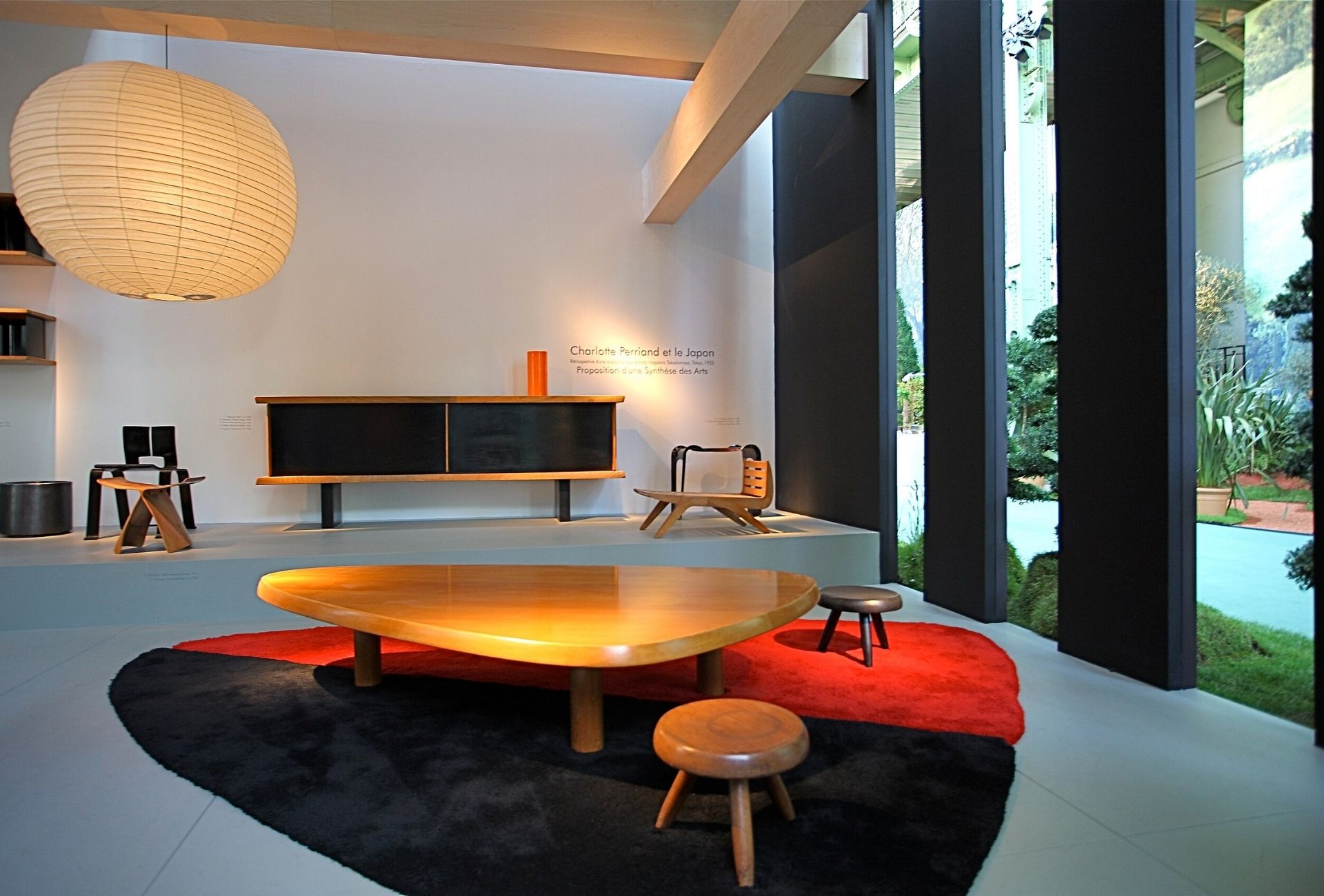 Banquinhos Tabouret Berger, assinados por Charlotte Perriand