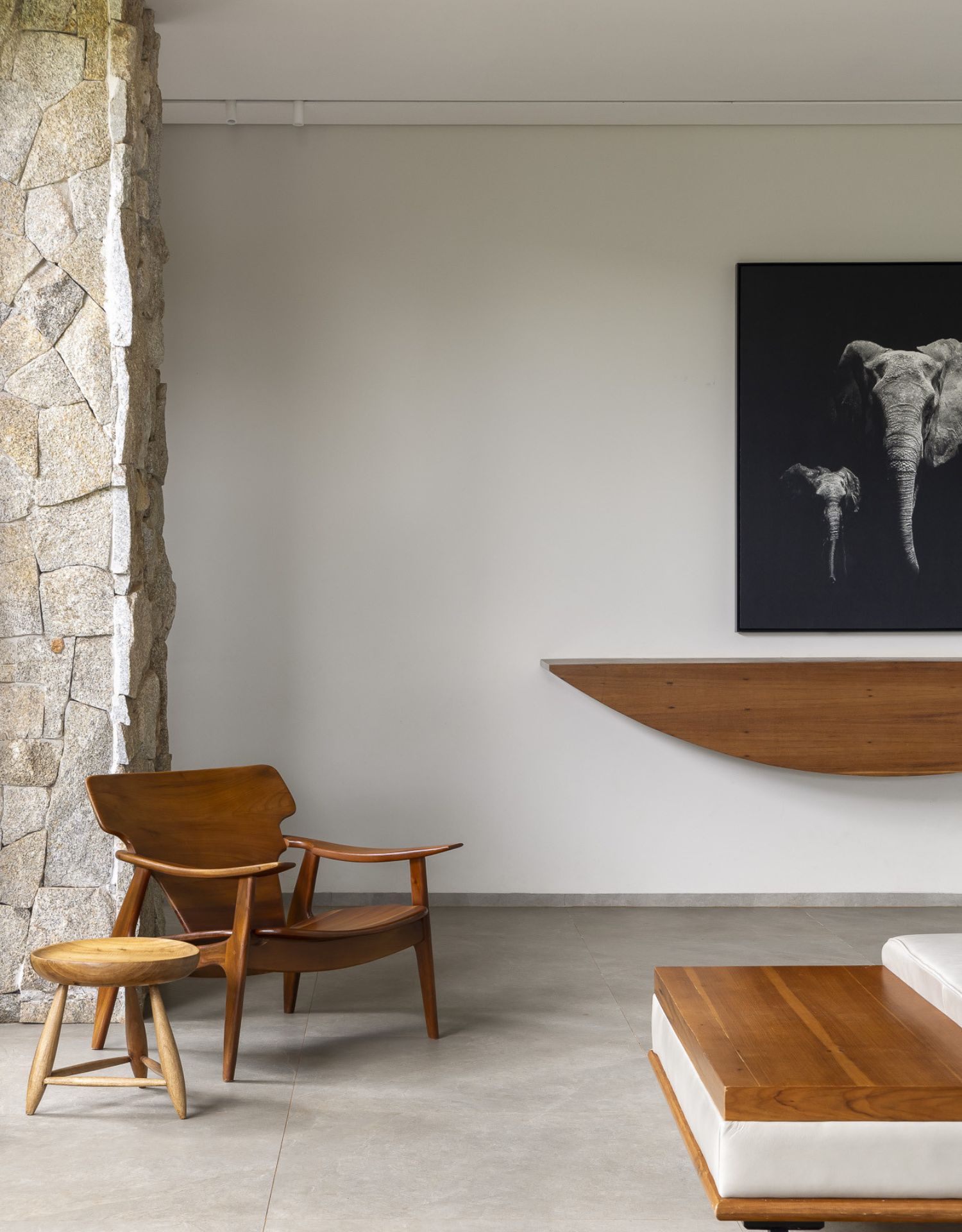 Banquinho como mesa de apoio em ambiente minimalista