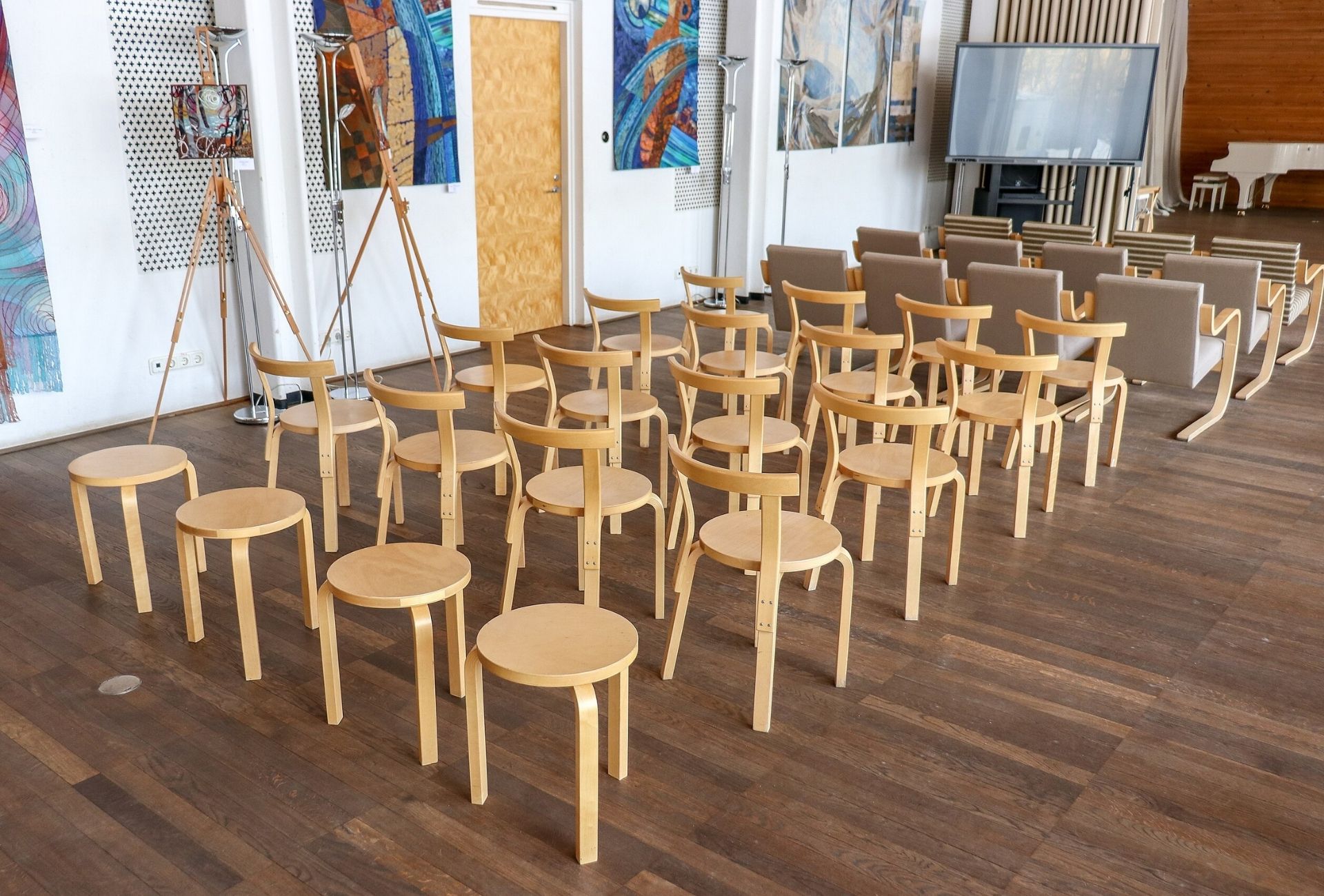 Banquinhos Stool 60, de Alvar Aalto, na Biblioteca Vyborg, na Rússica