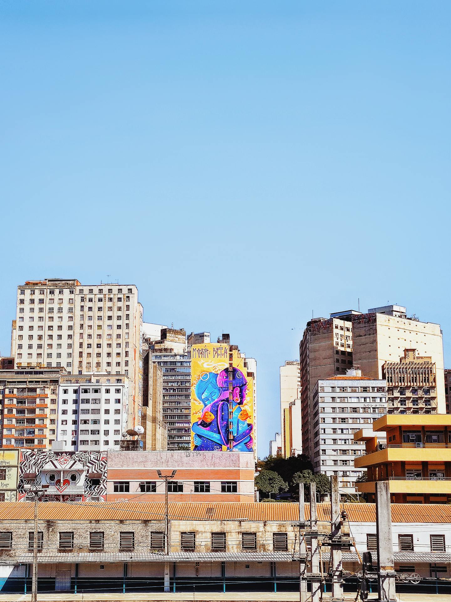 bh Bairro Floresta em Belo Horizonte com mural de grafite em destaque entre os edifícios, representando a força da arte na cidade.