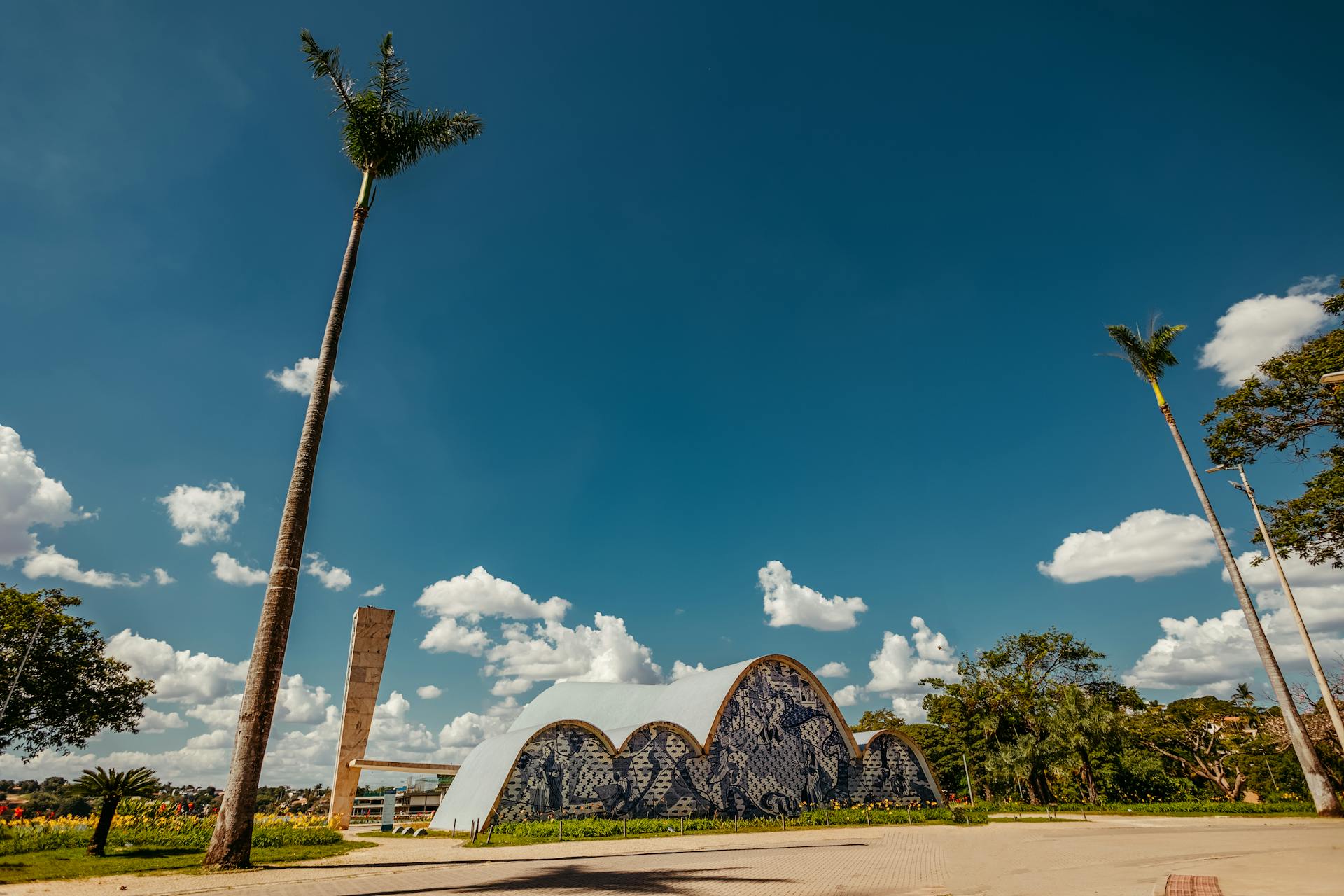 bh Igreja de São Francisco de Assis no Conjunto Arquitetônico da Pampulha, em Belo Horizonte, com arquitetura de Oscar Niemeyer e azulejos de Portinari.