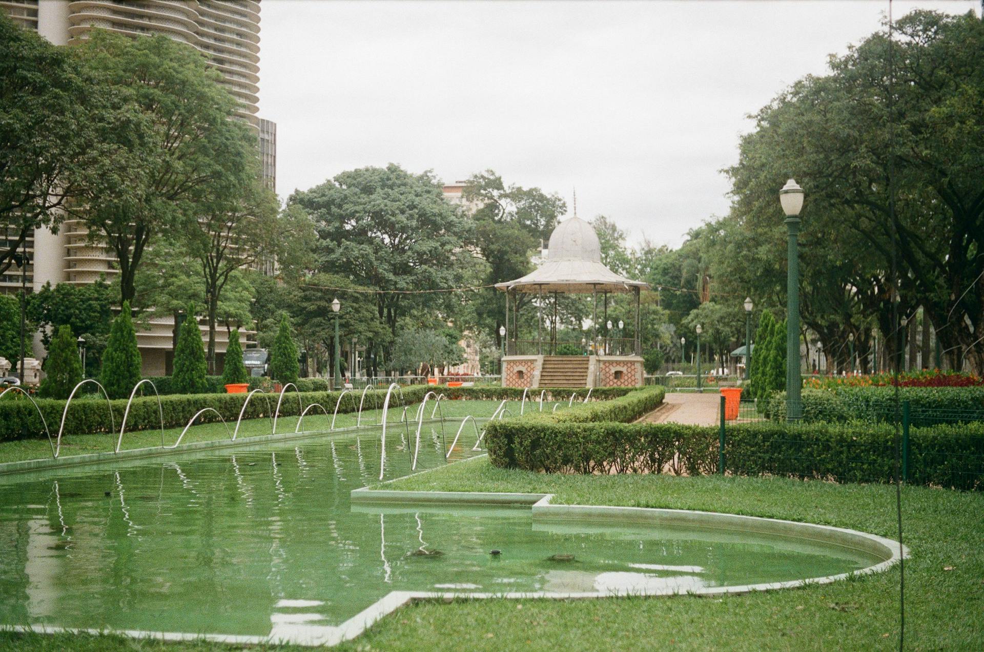 bh Praça da Liberdade em Belo Horizonte, com coreto central, jardins simétricos e fonte d’água em destaque, símbolo da paisagem urbana e cultural da cidade.