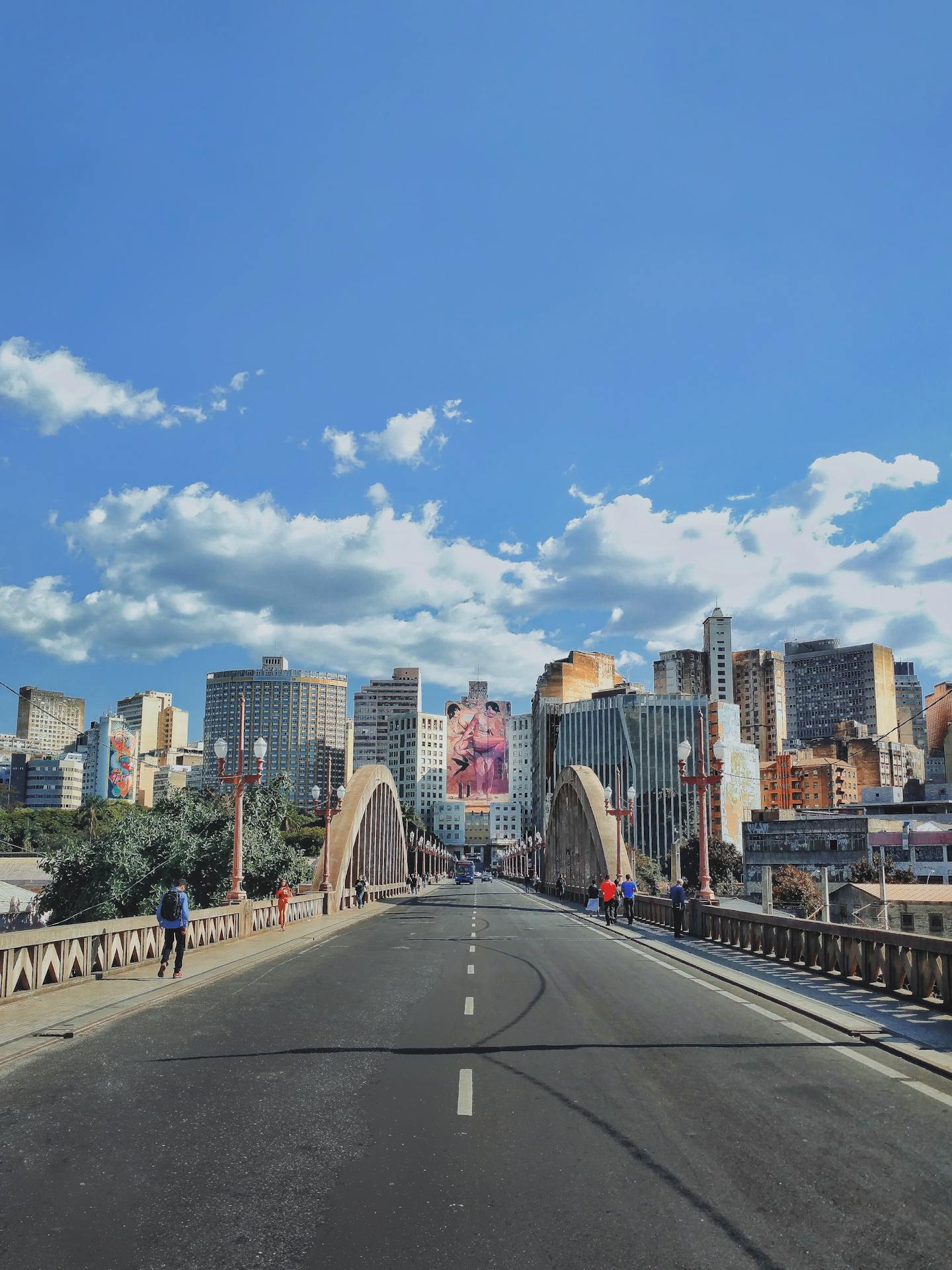belo horizonte Viaduto Santa Tereza em Belo Horizonte, com vista para o centro da cidade, prédios com murais artísticos e céu azul ao fundo.