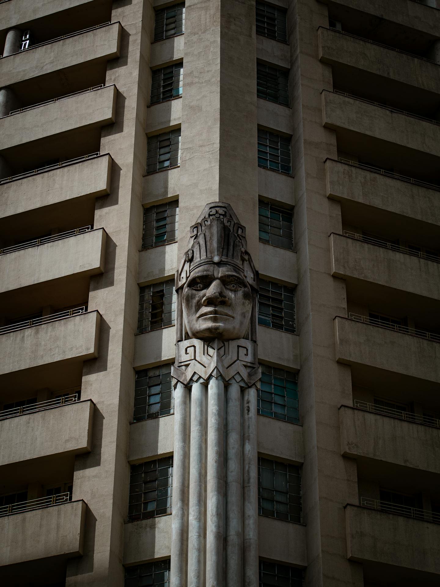 bh Detalhe da fachada do Edifício Acaiaca em Belo Horizonte, com escultura em estilo Art Déco representando um rosto indígena entre colunas