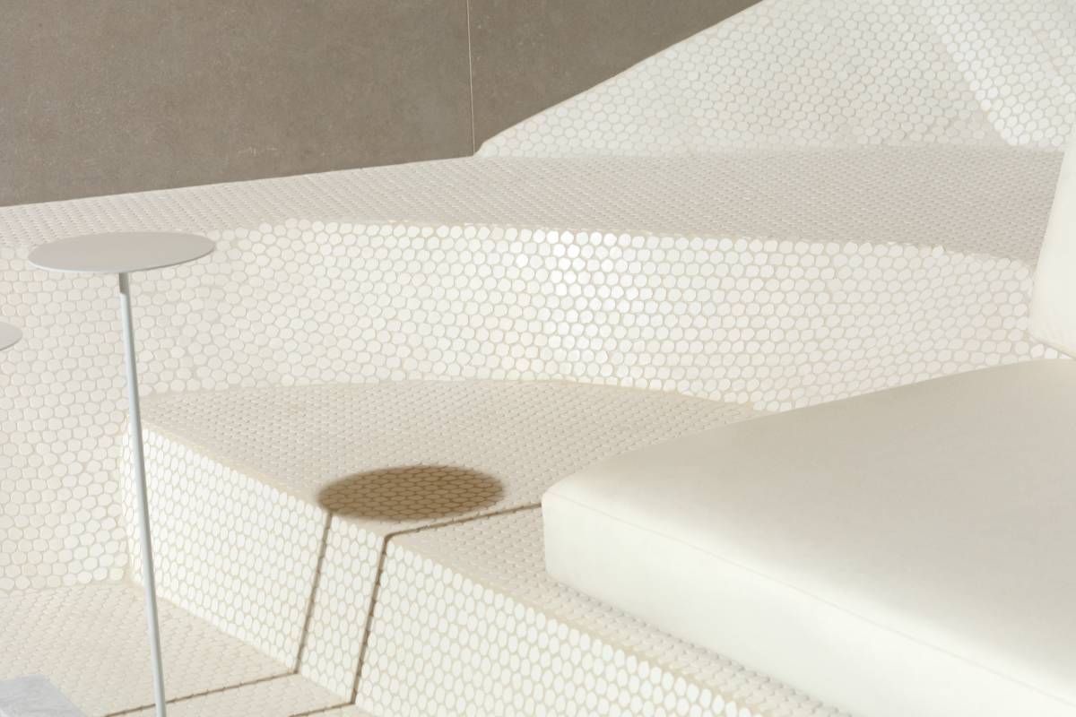 Sala minimalista com piso e base em mosaico Bonbon White