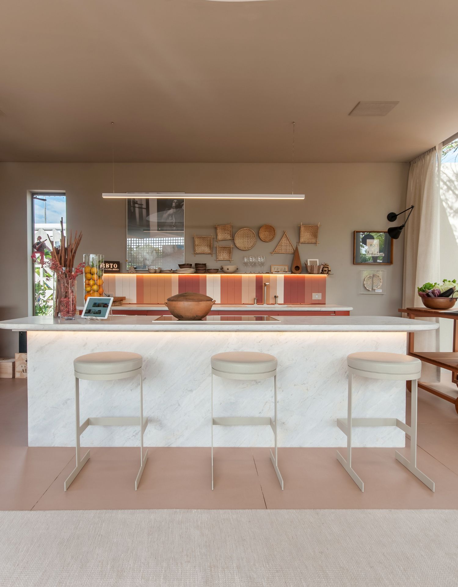 Adega house neutra com backsplash em cerâmica em tons terrosos