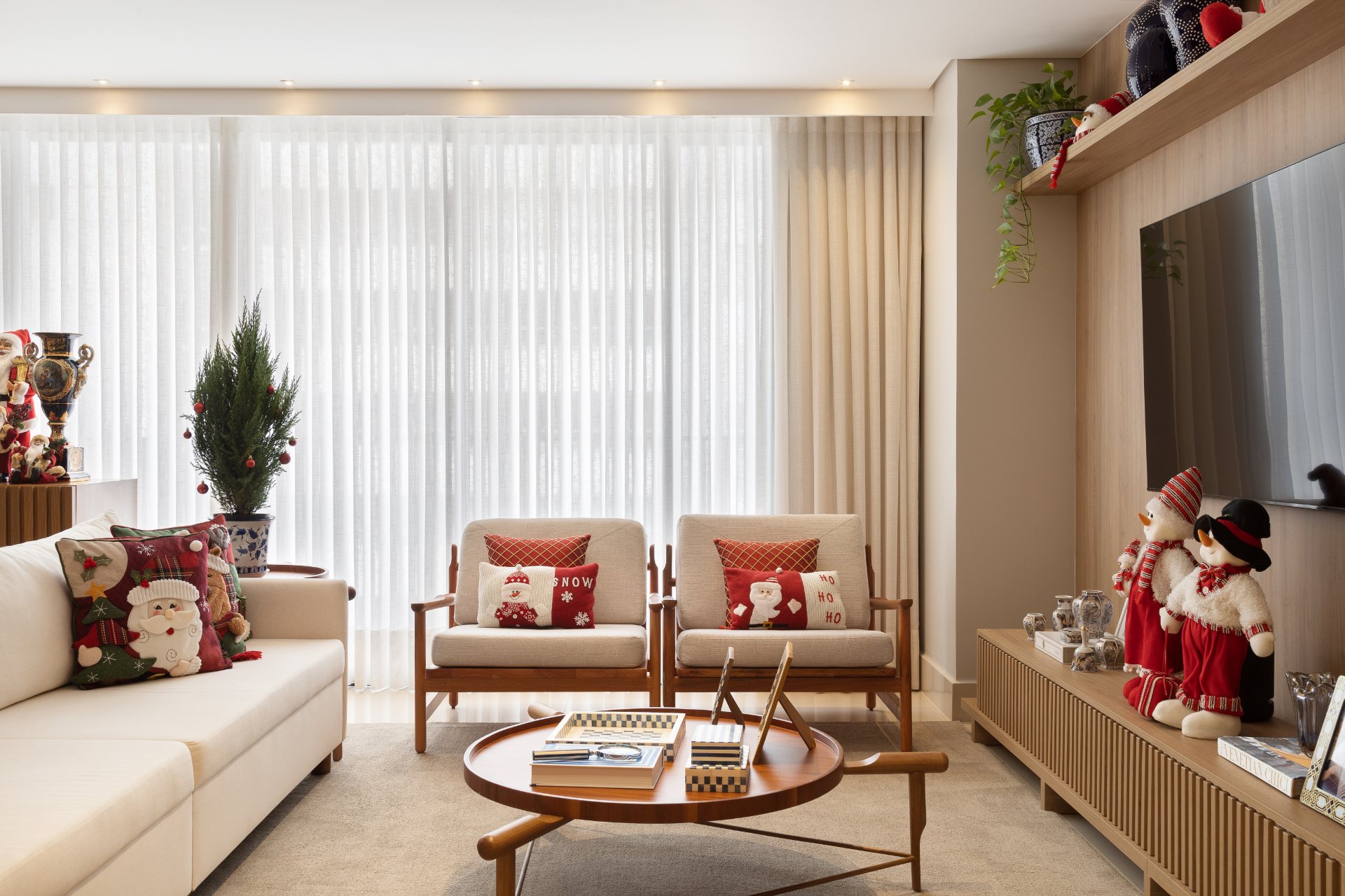 sala decorada com itens vermelhos tradicionais natalinos