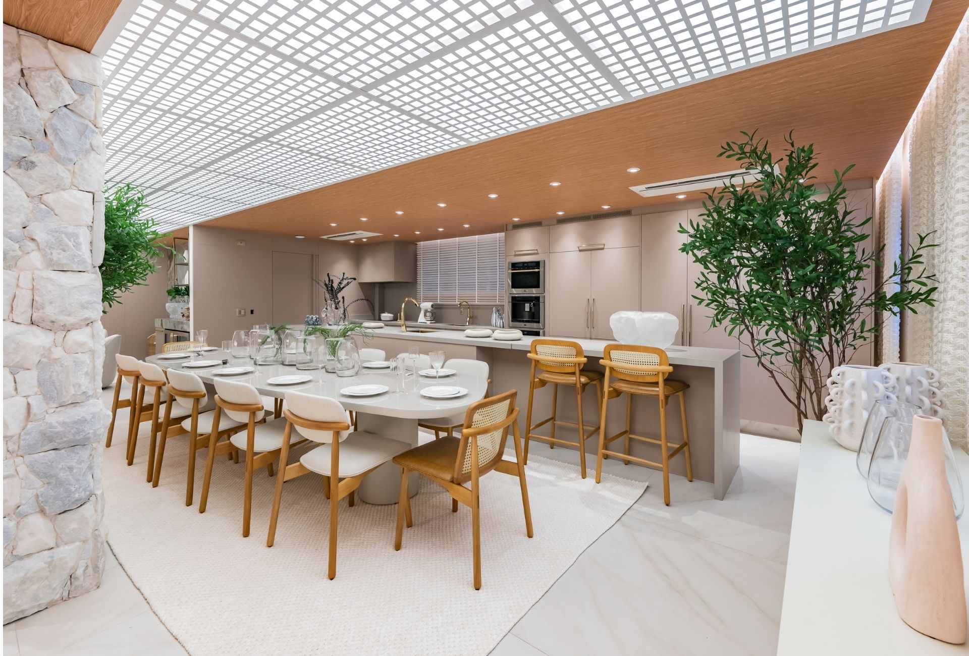 Sala de jantar com a integração entre arquitetura e mobiliário