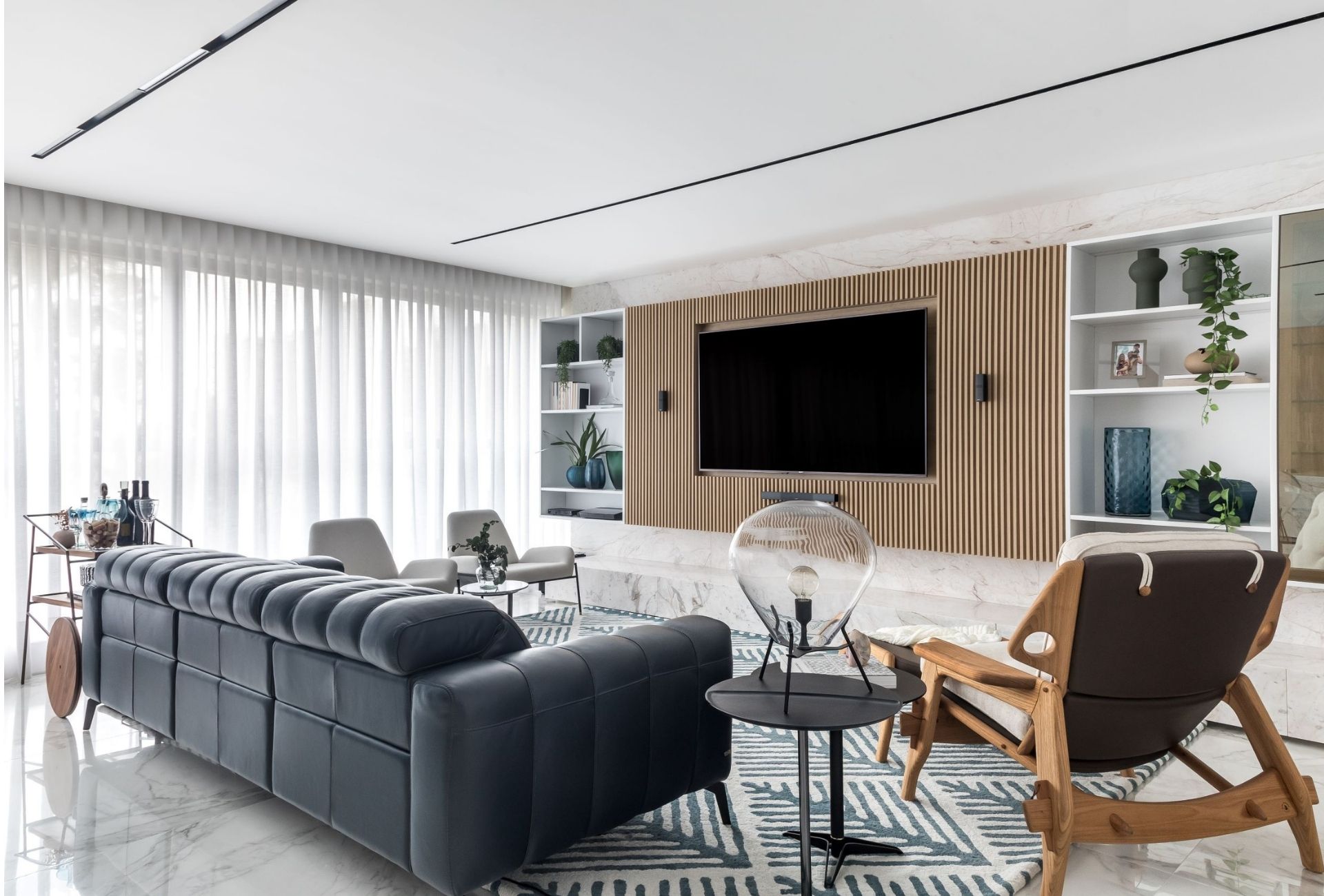 Sala de estar com mobiliário assinado por grandes designers brasileiros