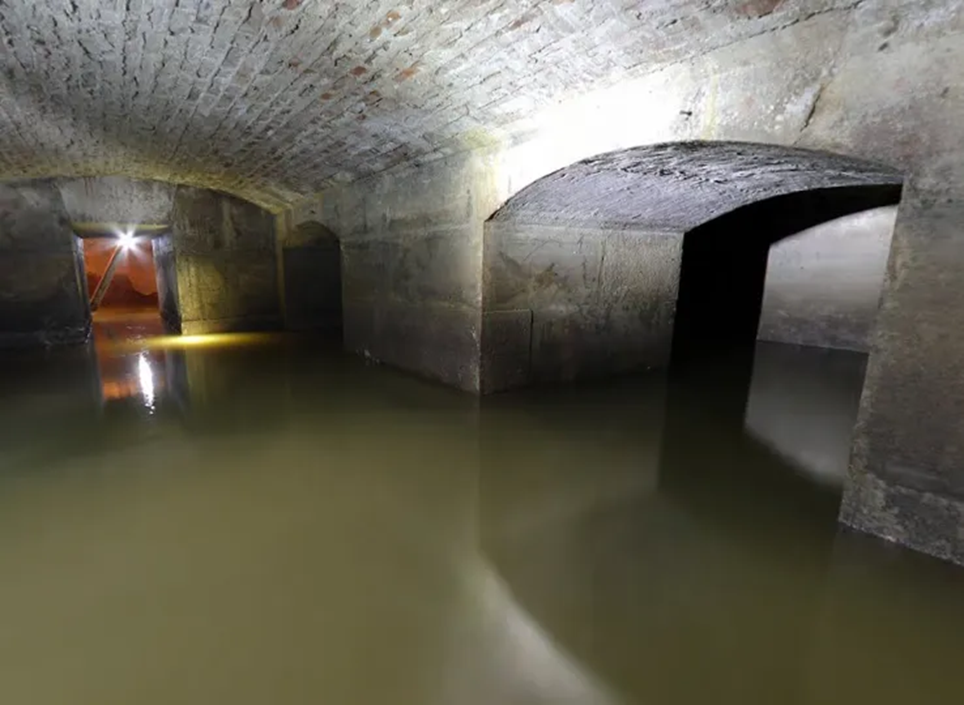 opera garnier Vista do lago subterrâneo da Ópera Garnier, espaço alagado sob o edifício com paredes e teto de pedra arqueados