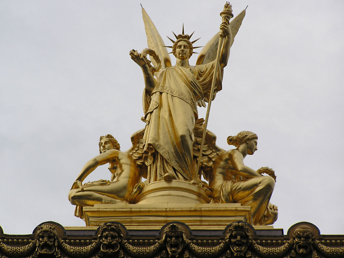 opera garnier Escultura dourada La Poésie, de Charles Gumery (1827–1871), situada no topo da cúpula da Ópera Garnier, em Paris. A figura central alada segura uma lira e uma tocha, simbolizando a inspiração artística, enquanto duas figuras femininas sentadas a acompanham