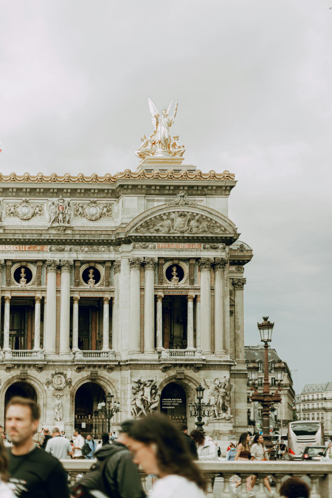 ópera garnier Fachada principal da Ópera Garnier, em Paris, vista da rua com pedestres em primeiro plano