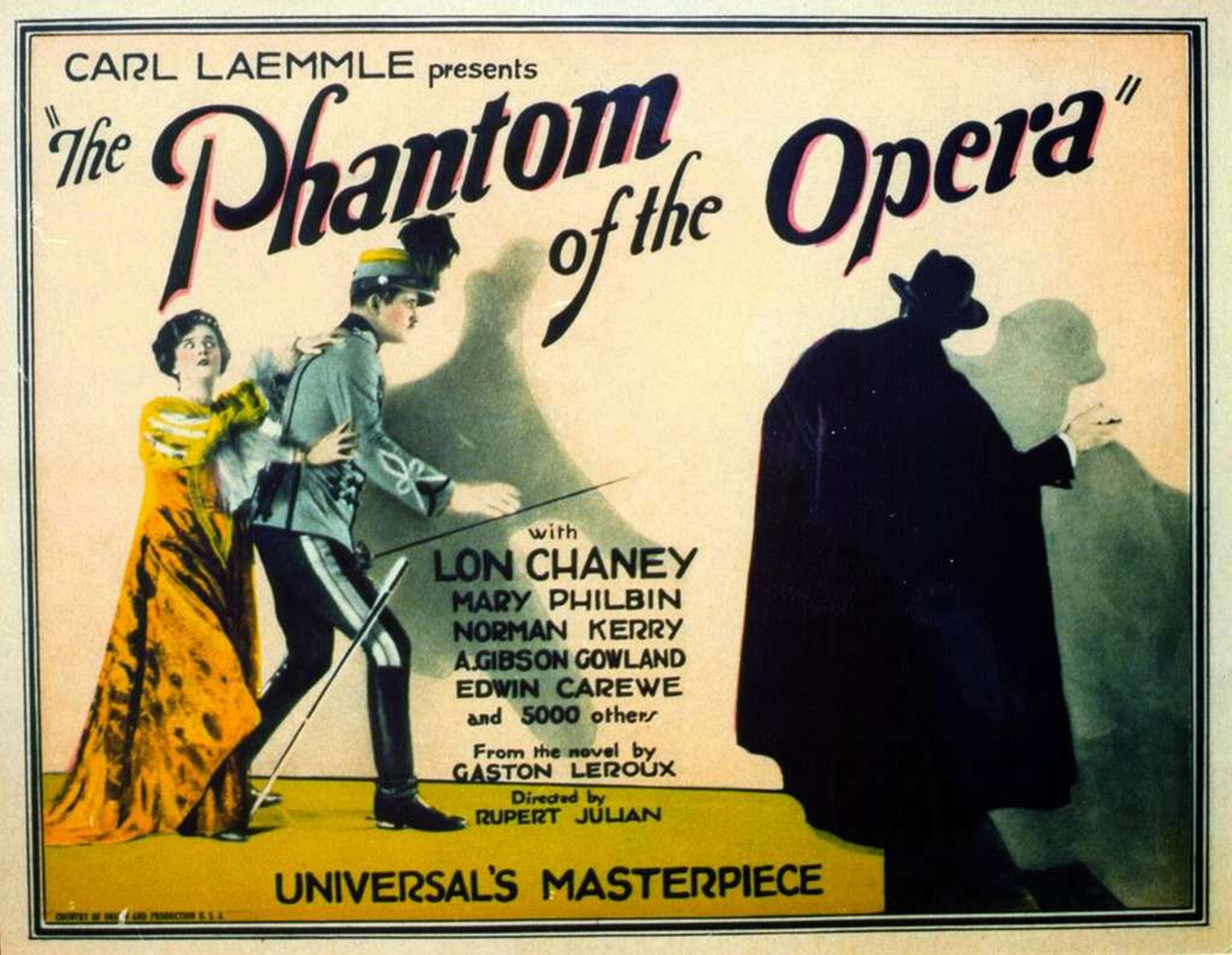 palacio garnier Cartaz vintage do filme The Phantom of the Opera, de 1925, dirigido por Rupert Julian e estrelado por Lon Chaney. A arte mostra uma mulher assustada e um homem tentando protegê-la, enquanto a sombra do Fantasma se projeta ameaçadora ao fundo