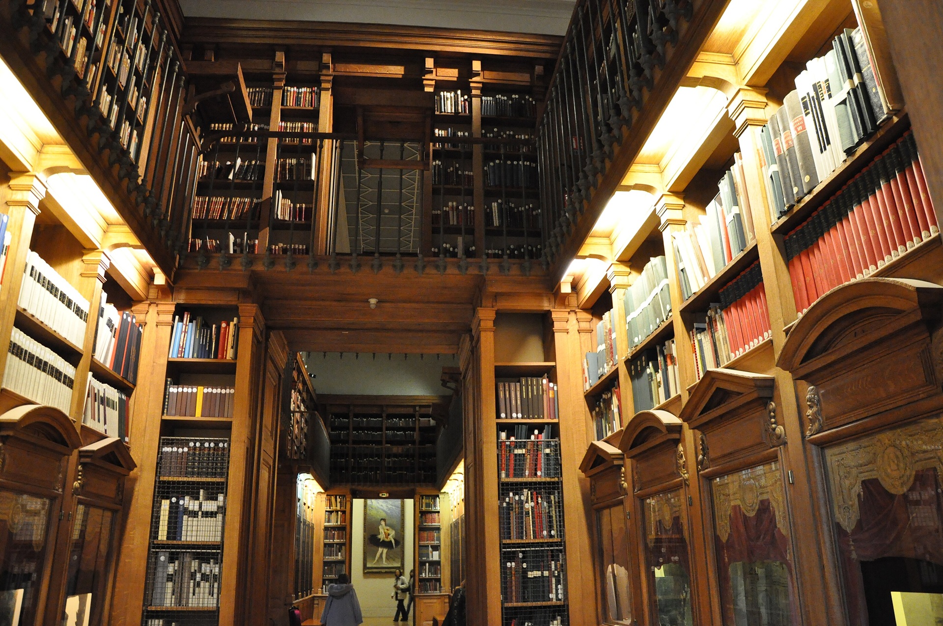 opera garnier Interior da Bibliothèque-Musée de l’Opéra, em Paris, com prateleiras de madeira repletas de livros, partituras e arquivos históricos