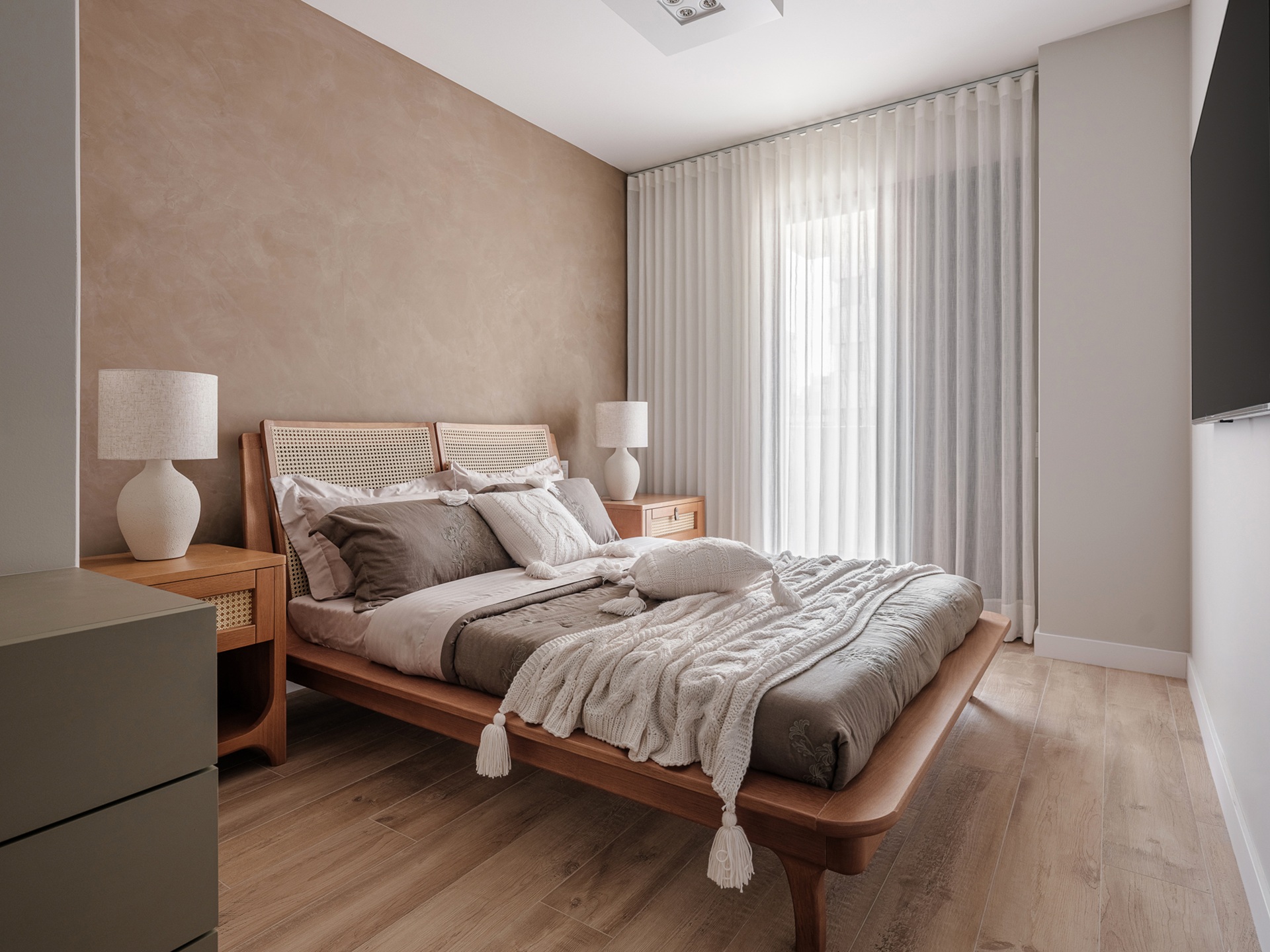 Quarto de casal com piso que reproduz madeira