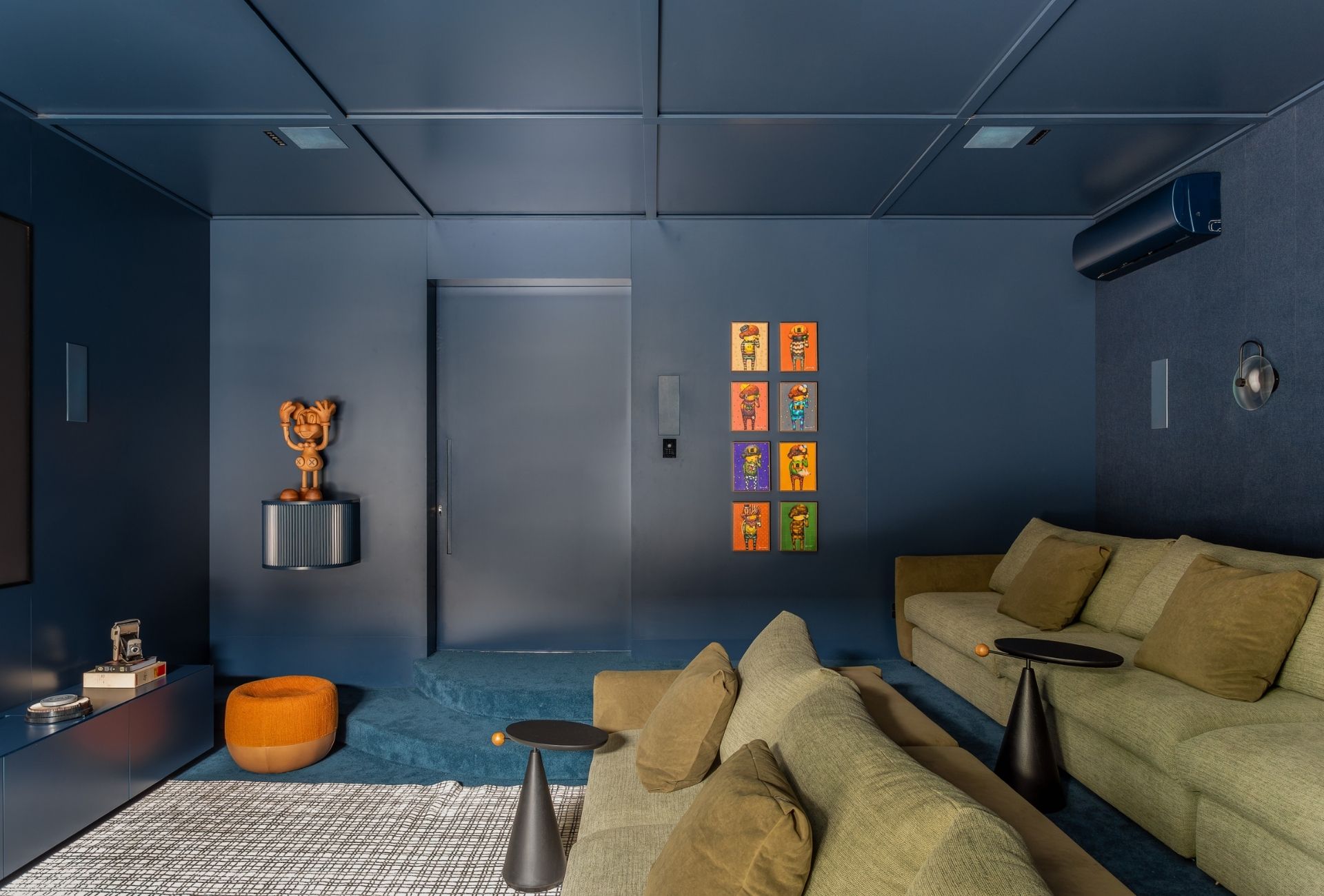 Sala de cinema azul com atmosfera infantil divertida