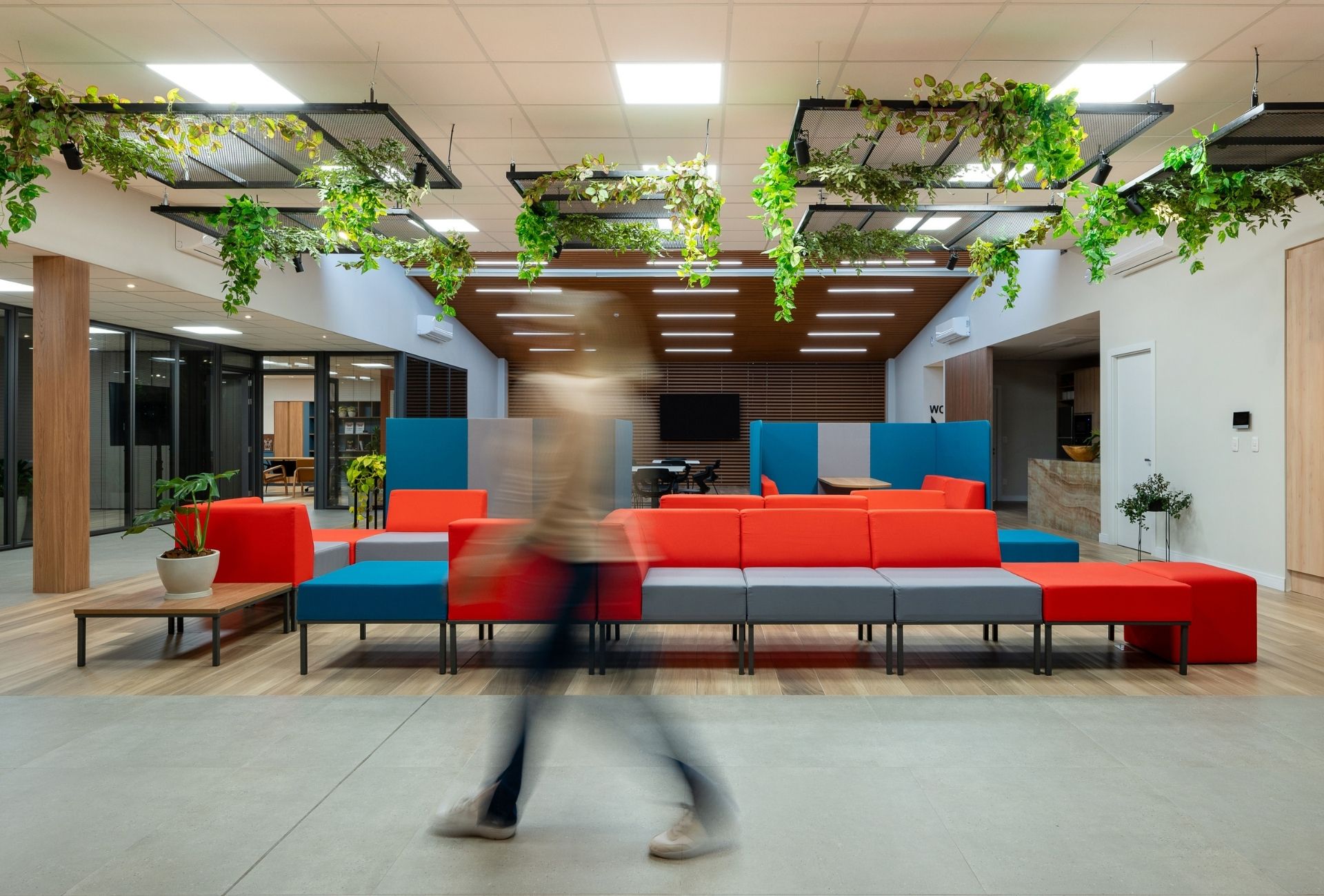 Escritório no estilo open office e as áreas de descompressão integradas