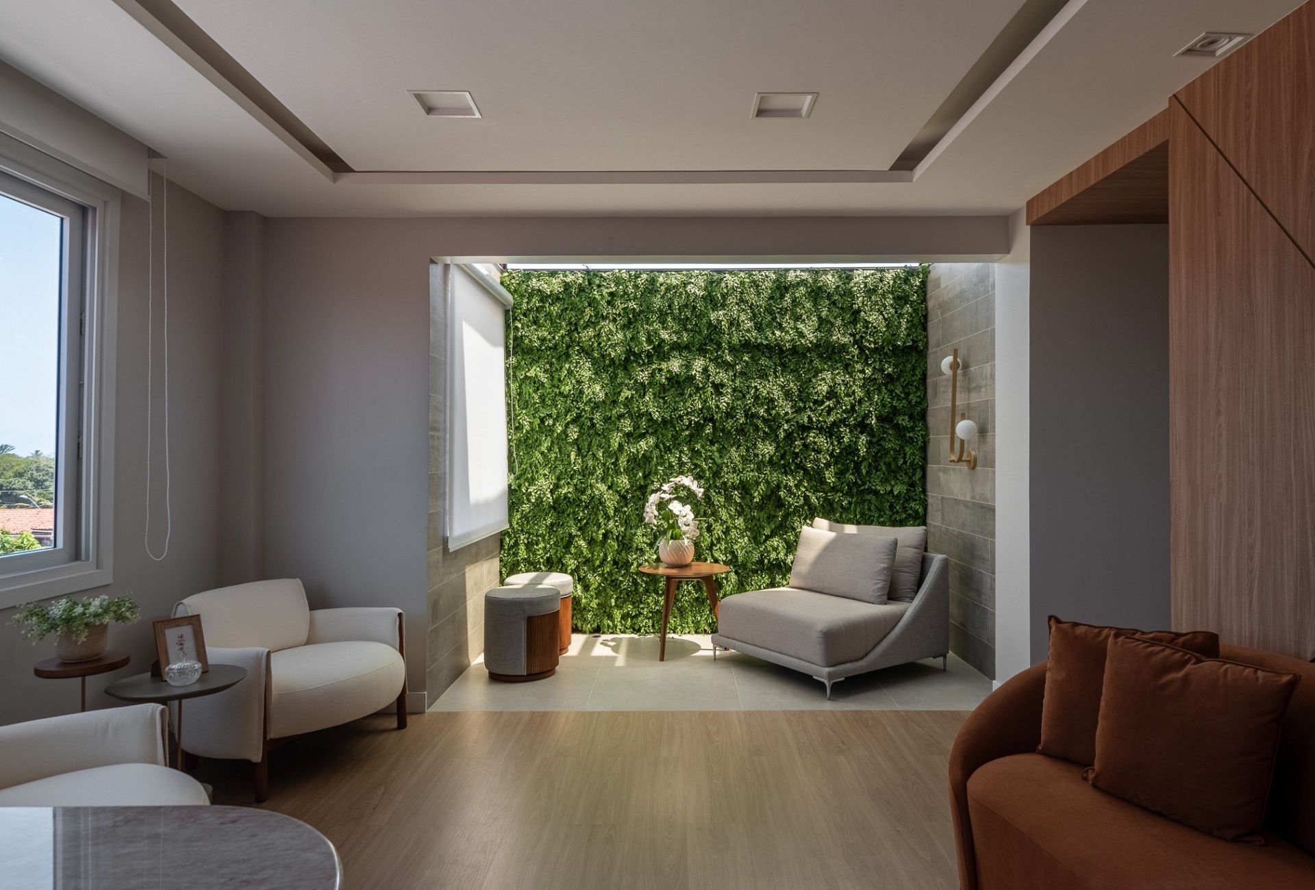 Poltrona confortável com jardim vertical e luz natural