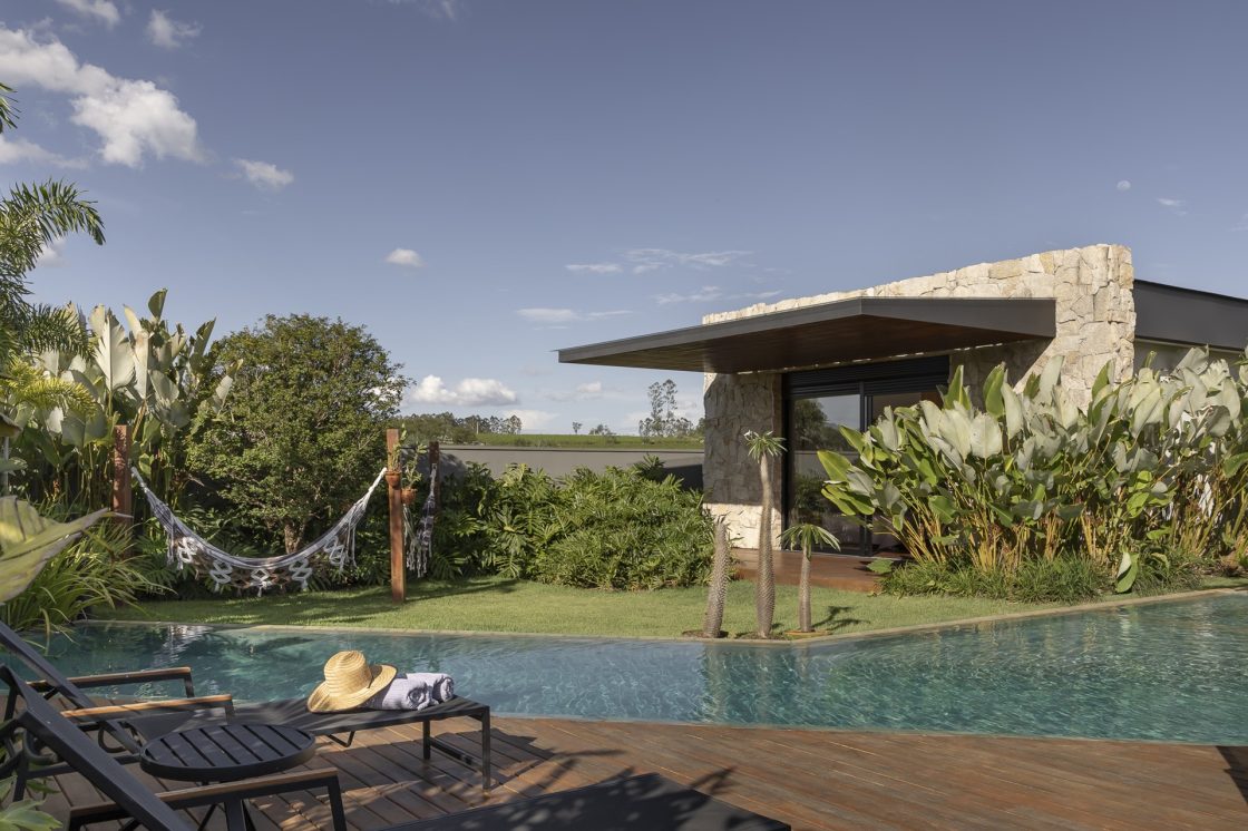 Área externa com deck e piscina de alvenaria