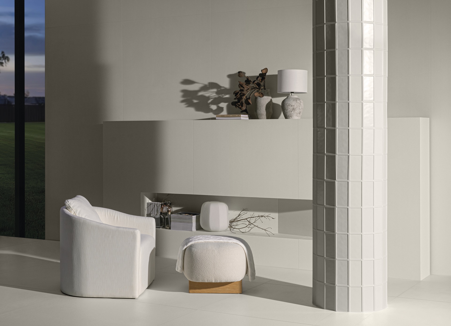 Living moderno todo em revestimento Portobello branco, com móveis brancos