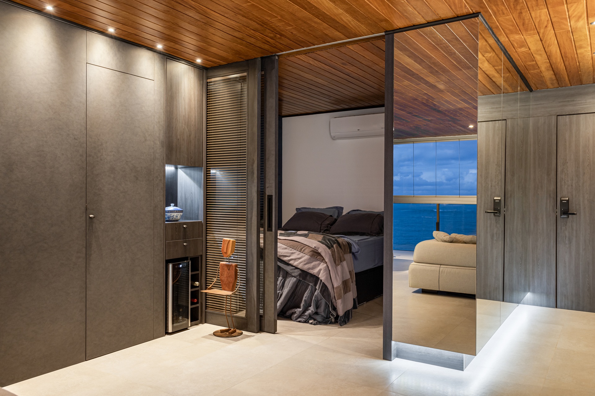Quarto em tons neutros e estilo moderno, com forro amadeirado no teto