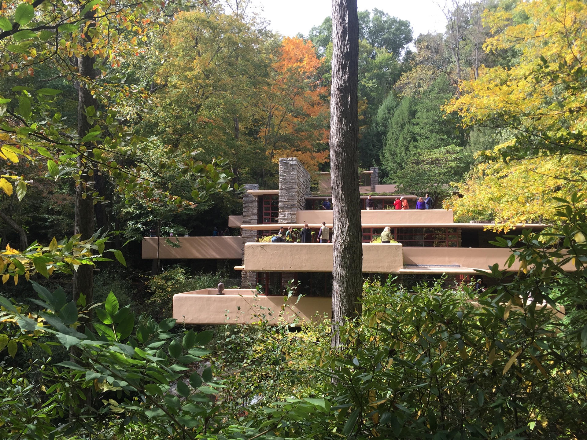 Vista da Fallingwater, casa projetada por Frank Lloyd Wright na Pensilvânia. A construção de concreto e pedra está harmoniosamente integrada à floresta e posicionada sobre uma cachoeira