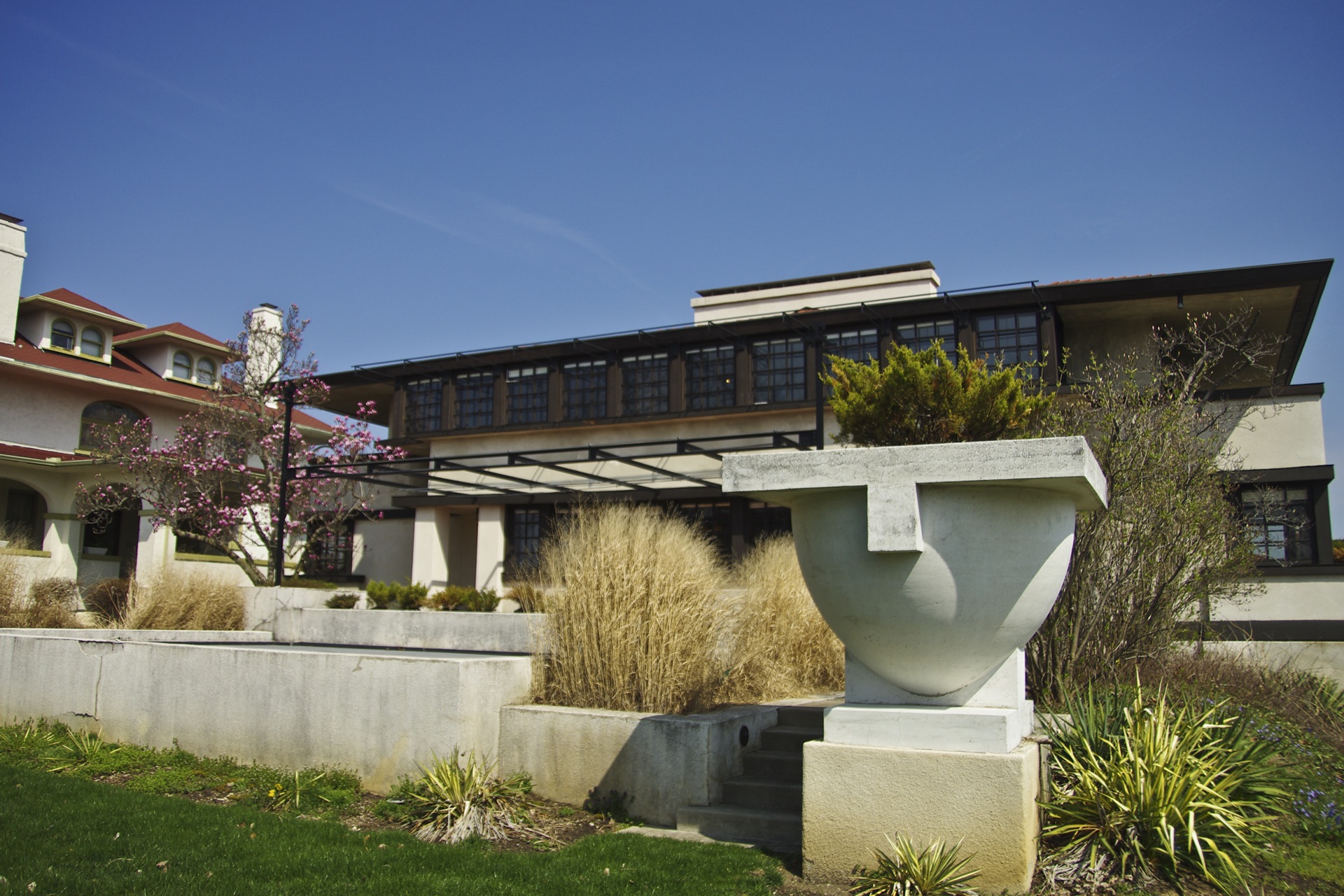 Vista externa da Westcott House, em Springfield, Ohio. A casa, projetada por Frank Lloyd Wright em 1908, exibe linhas horizontais marcantes, grandes janelas e integração com o jardim