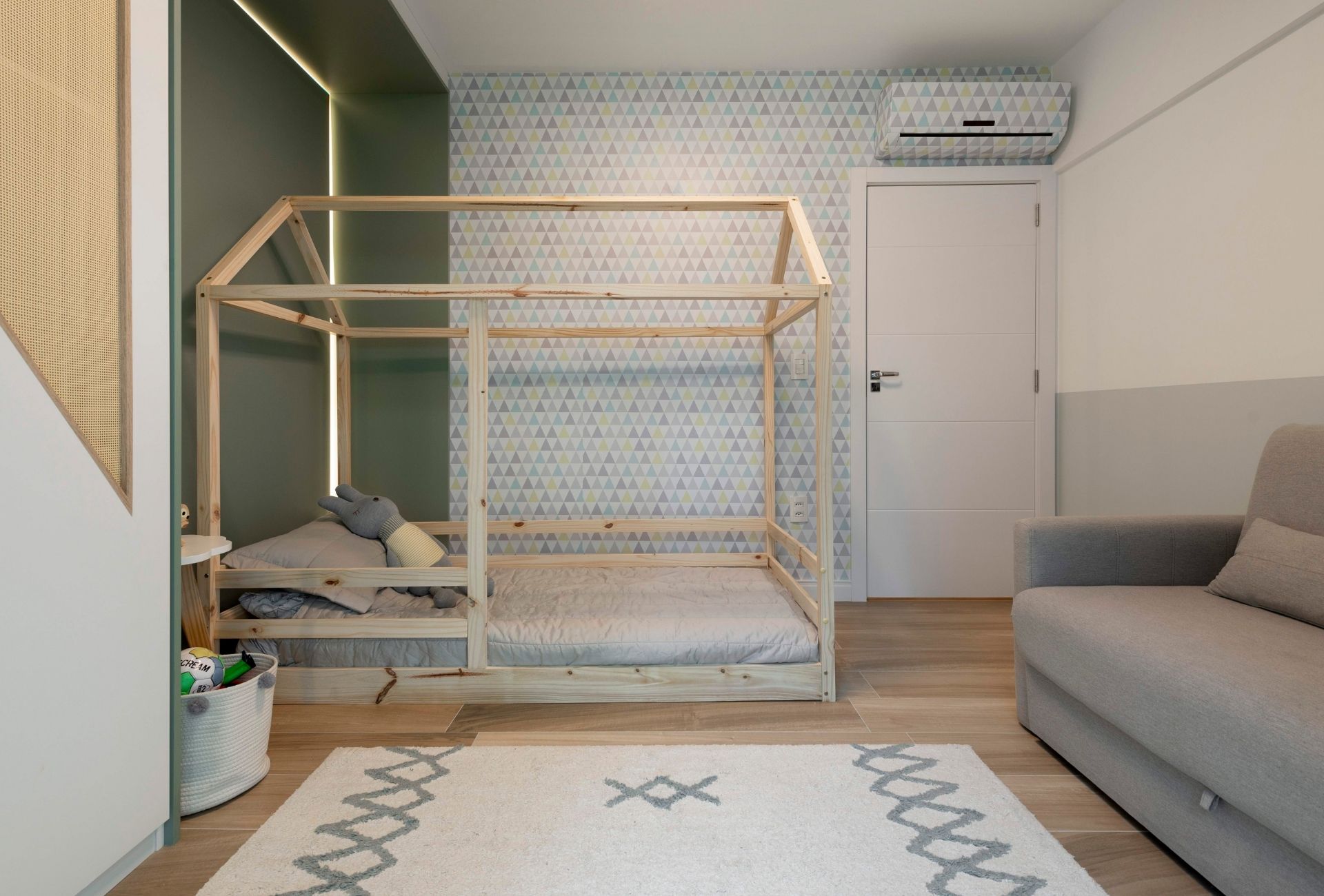 Cama montessoriana em formato casinha em quarto infantil com decoração clean