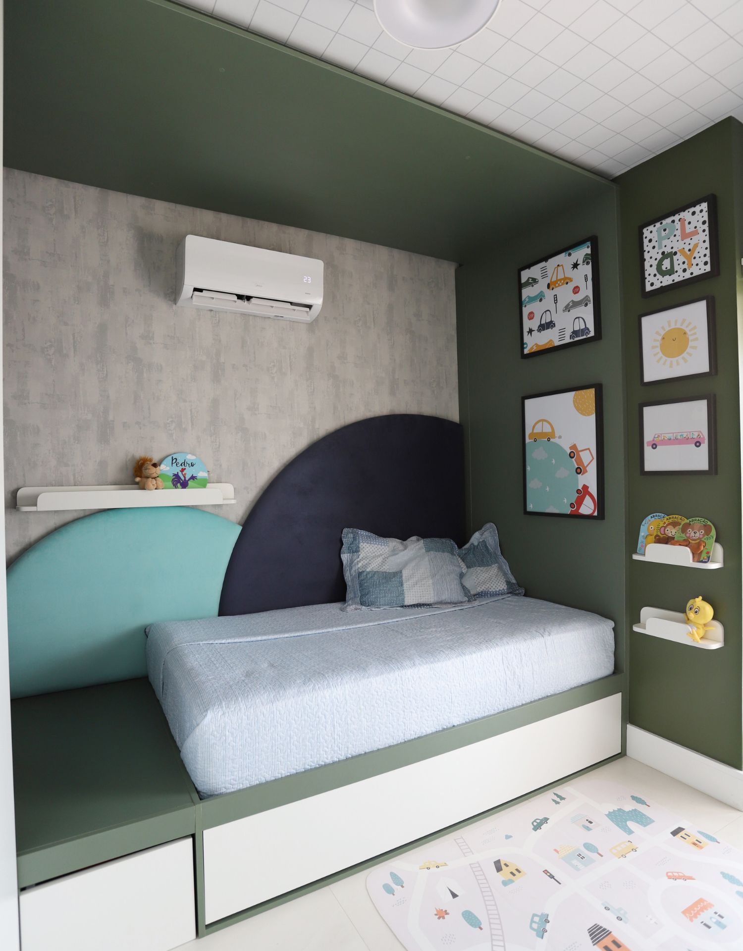Cama montessoriana sobre plataforma em quarto infantil