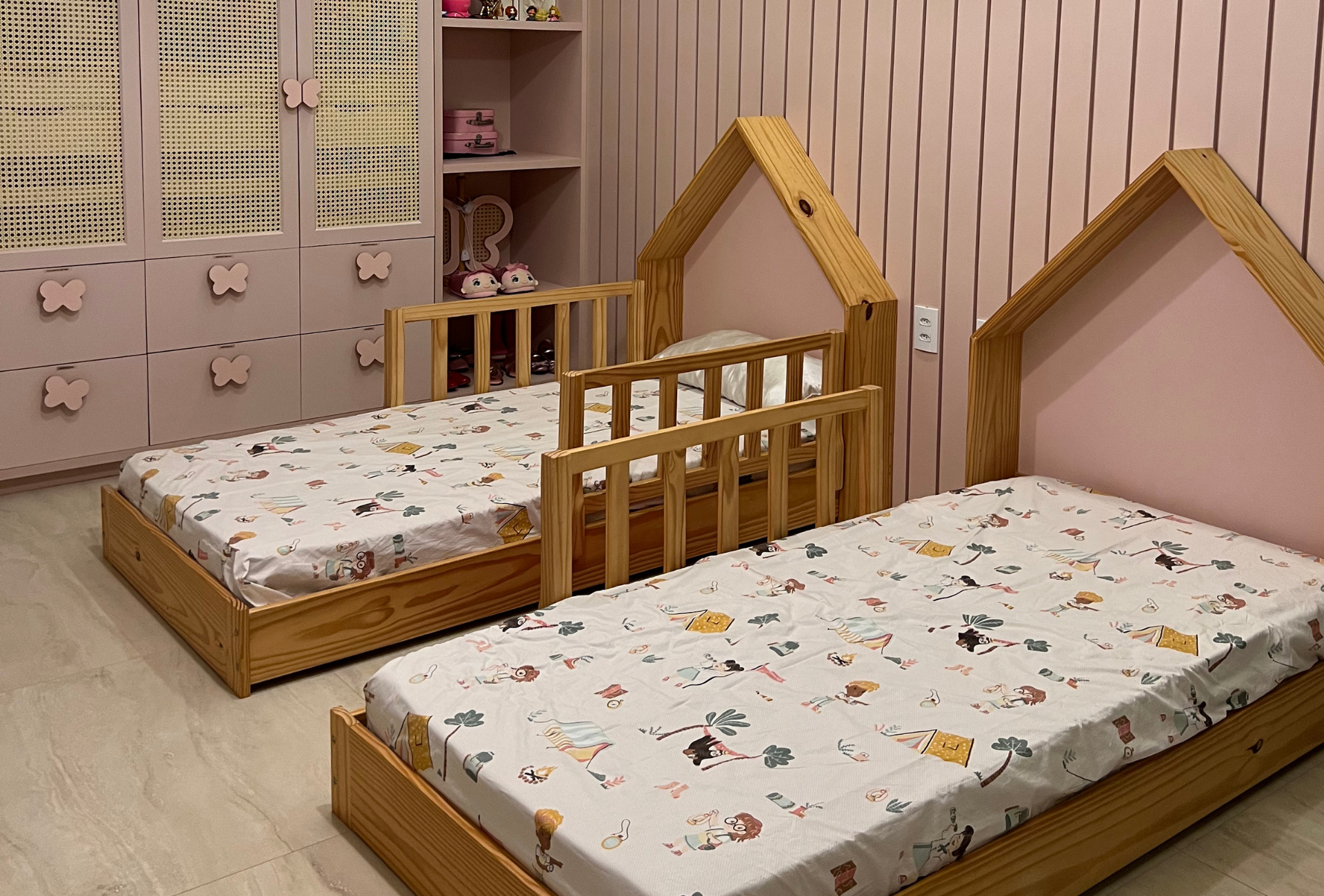 Camas montessorianas em quarto infantil para meninas