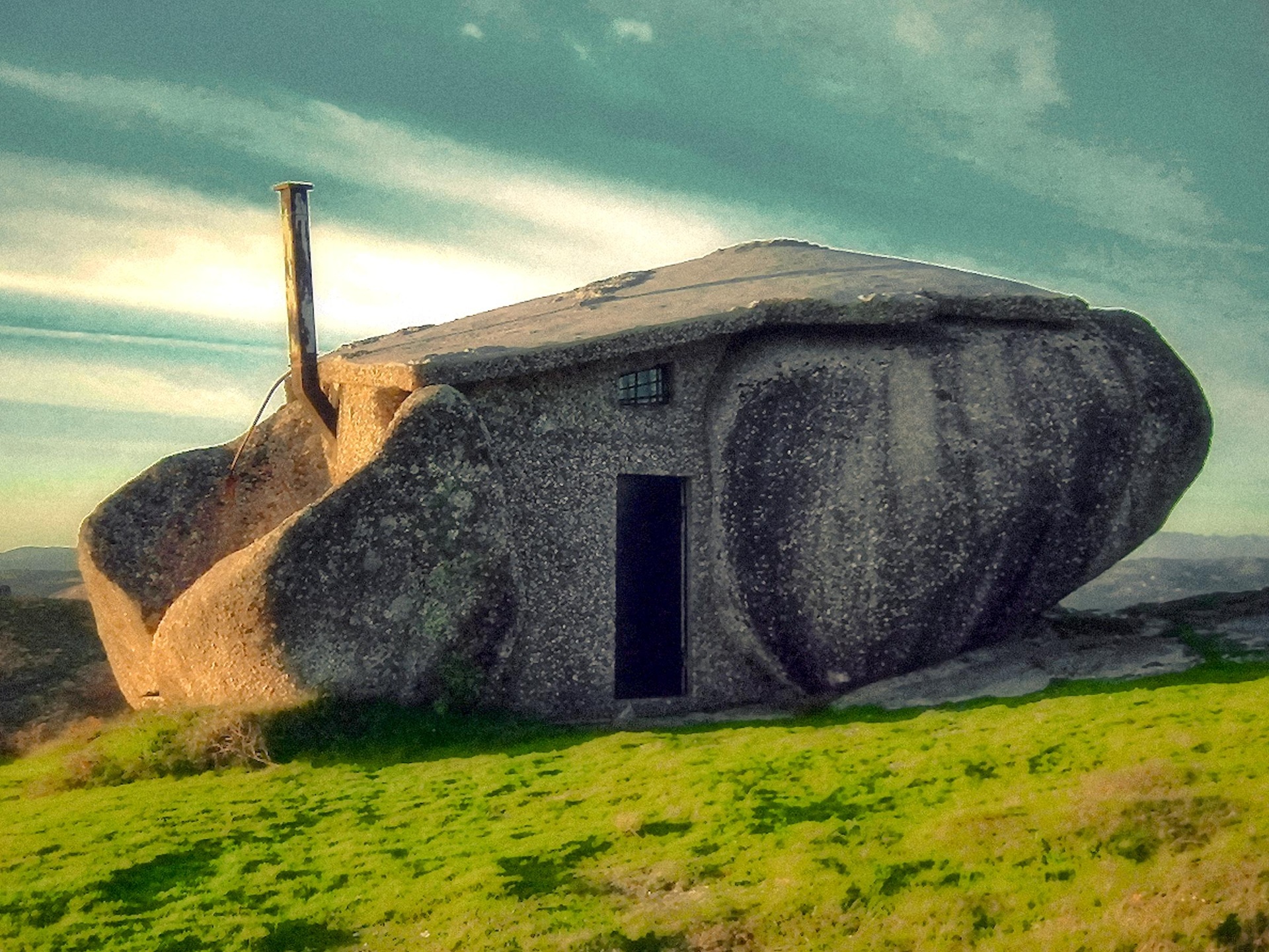 Vista da Casa do Penedo, em Fafe, Portugal, construção singular encaixada entre rochas gigantes