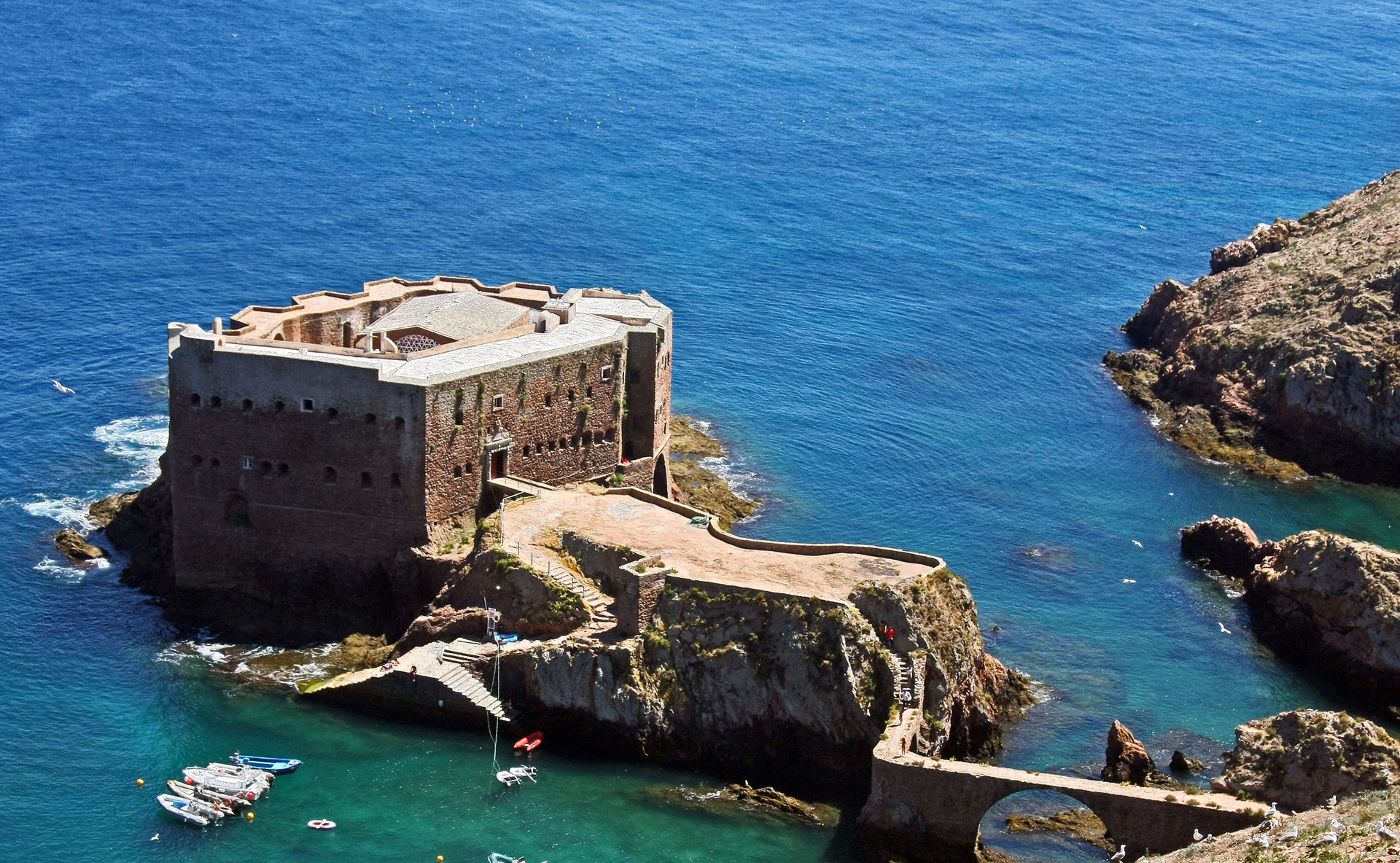 Vista do Forte de São João Baptista, na Ilha da Berlenga, Portugal, construção do século 17 erguida sobre rochedos para defesa costeira